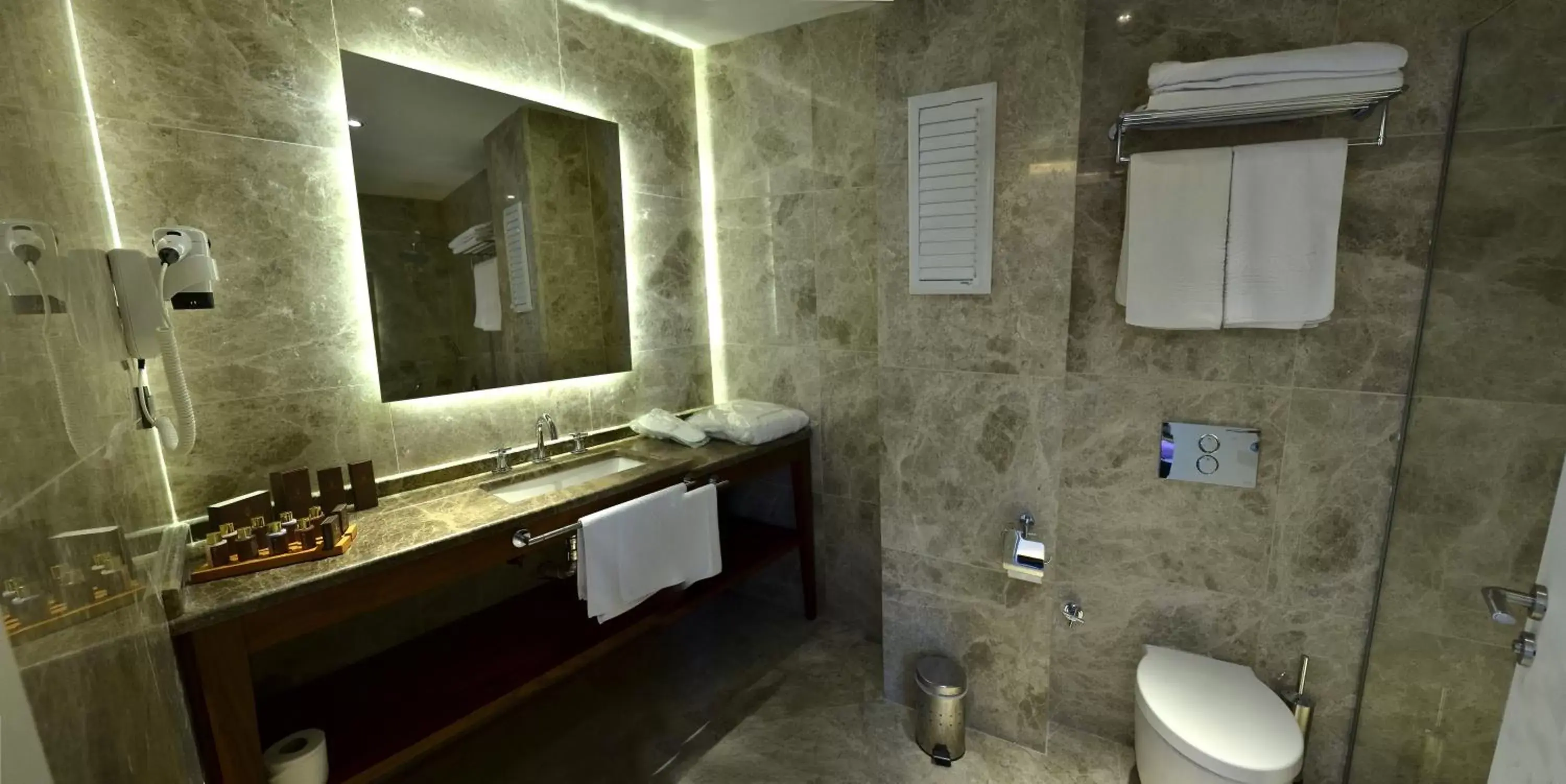 Shower, Bathroom in Montania Special Class Hotel