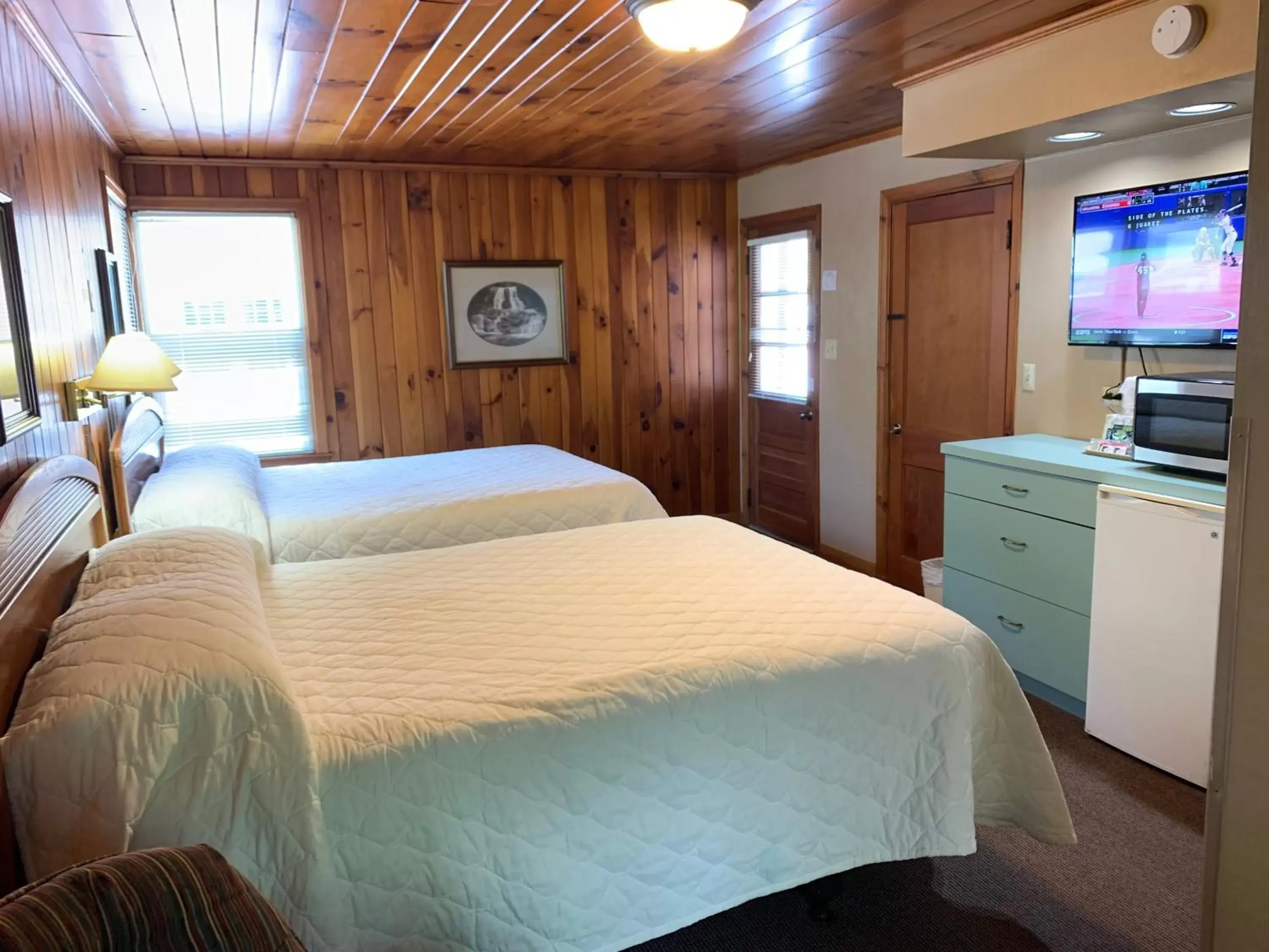 Bed in Carr's Northside Hotel and Cottages