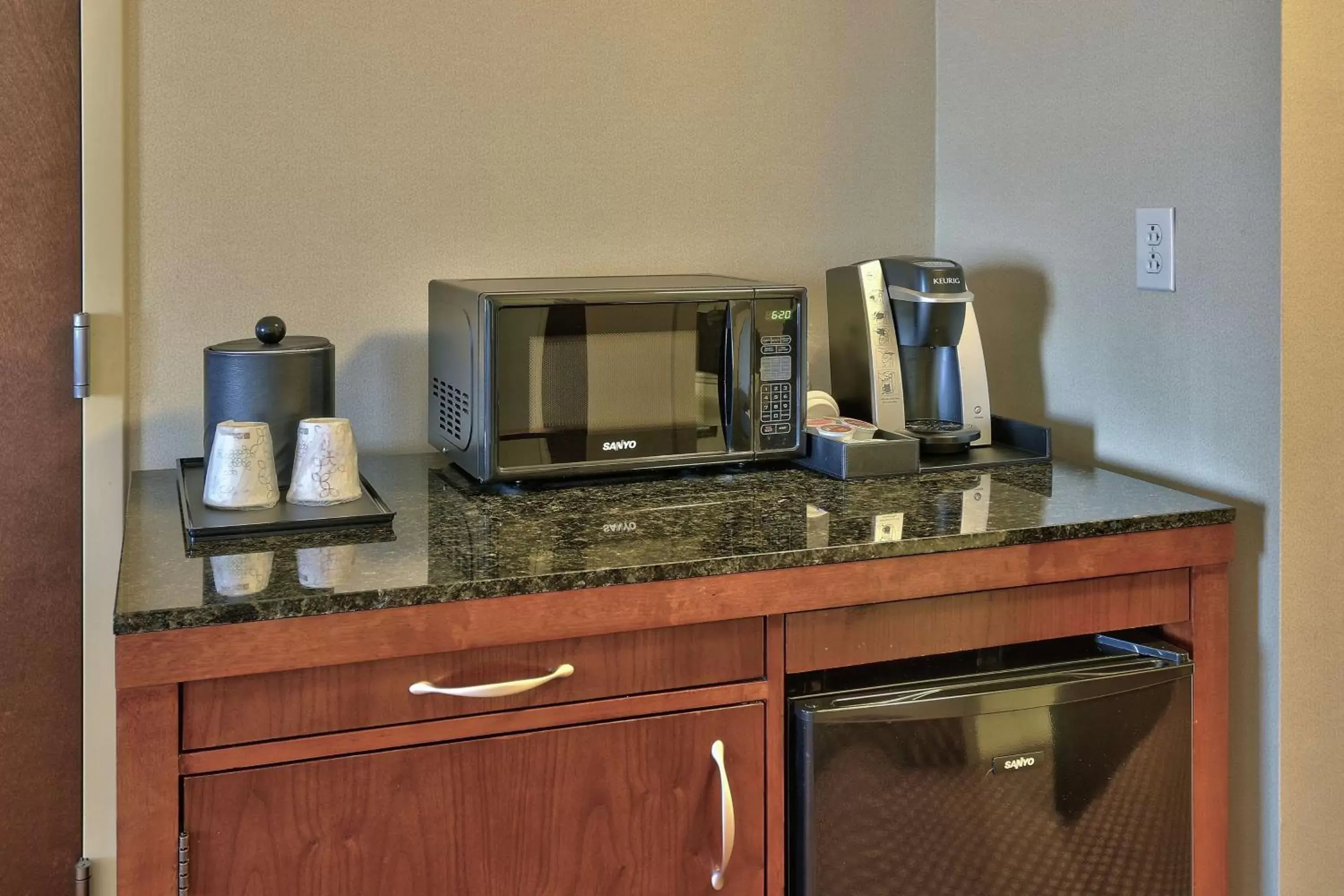 Photo of the whole room, Coffee/Tea Facilities in Hilton Garden Inn Las Cruces