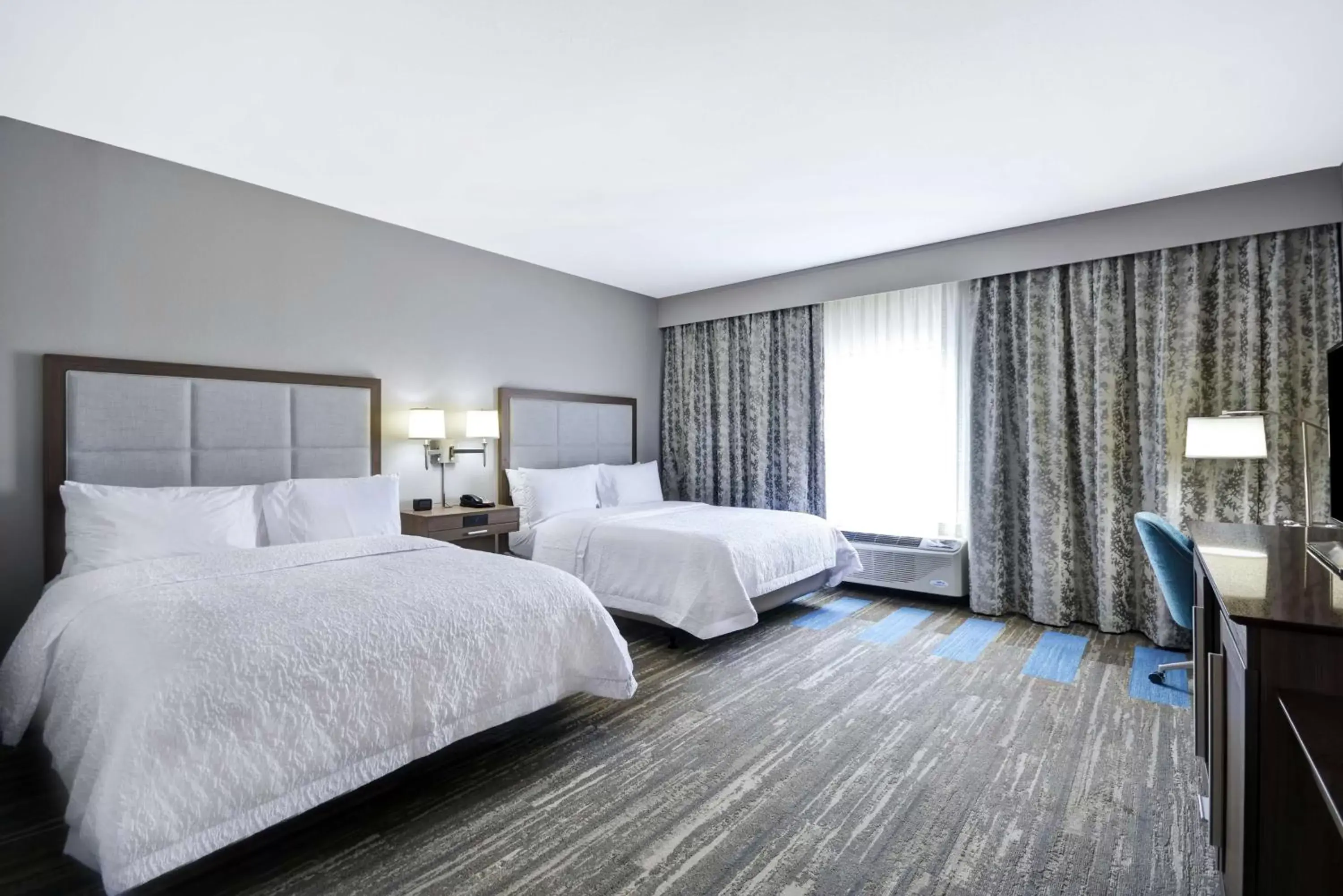 Bedroom, Bed in Hampton Inn Blue Ash/Cincinnati, OH