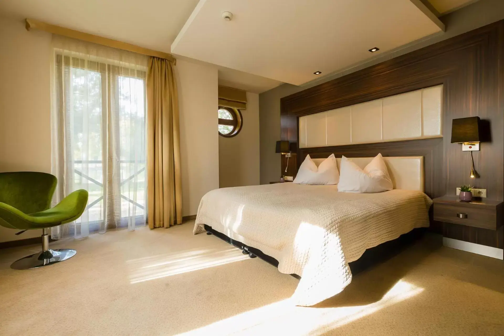 Bedroom, Bed in Duna Garden Hotel