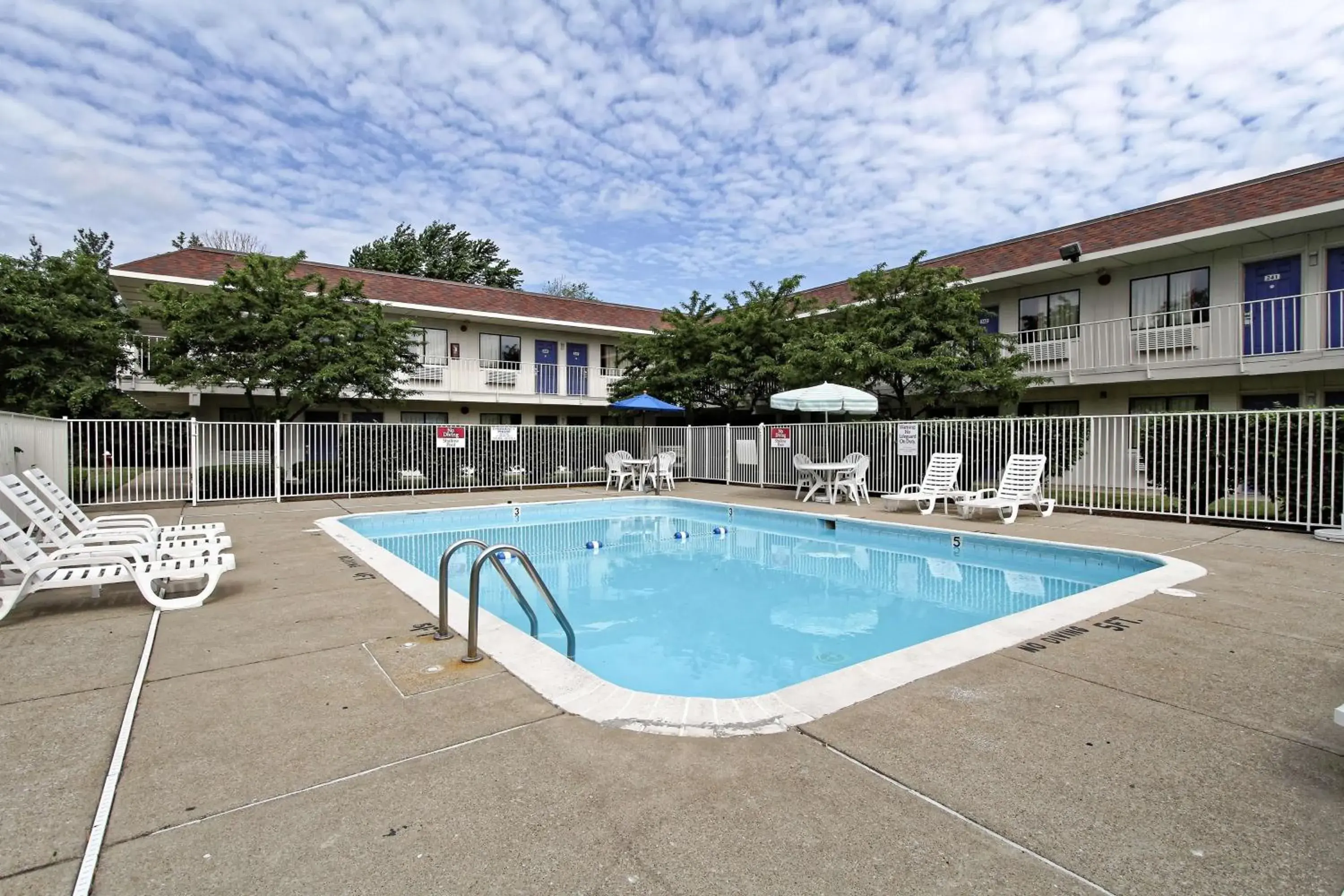 Day, Swimming Pool in Motel 6-Amherst, OH - Cleveland West - Lorain