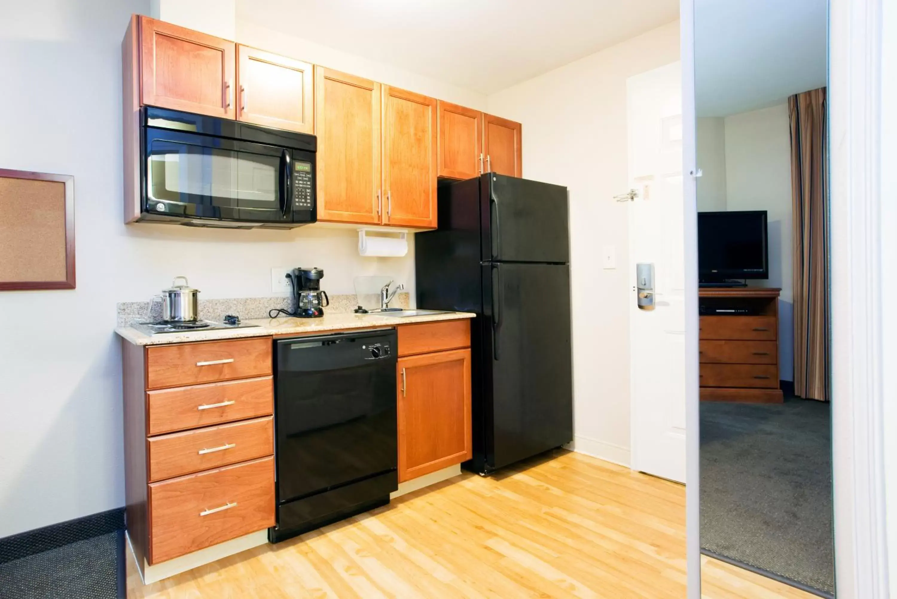 Photo of the whole room, Kitchen/Kitchenette in Candlewood Suites Jacksonville, an IHG Hotel