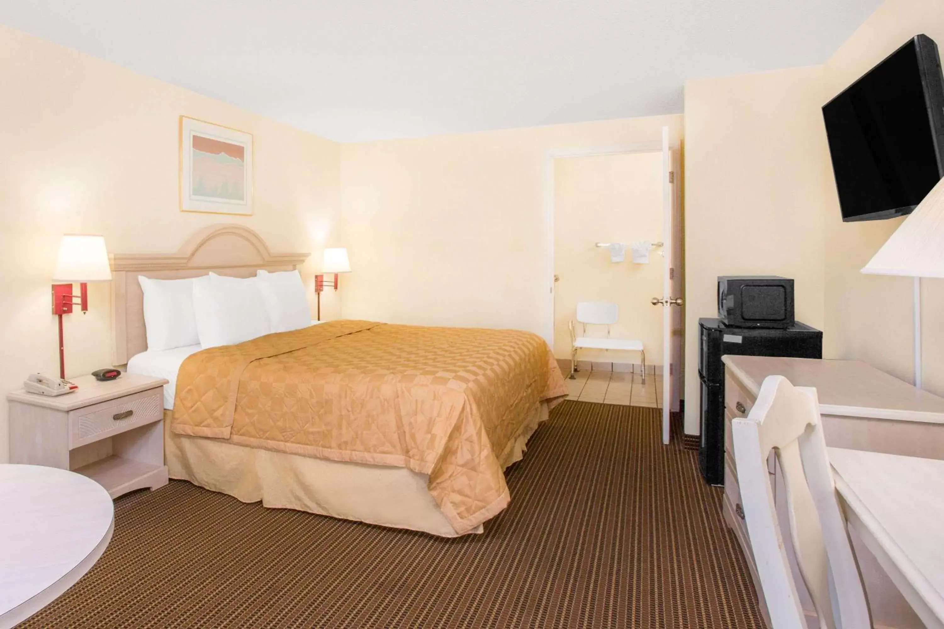 Photo of the whole room, Bed in Days Inn by Wyndham Spartanburg Waccamaw