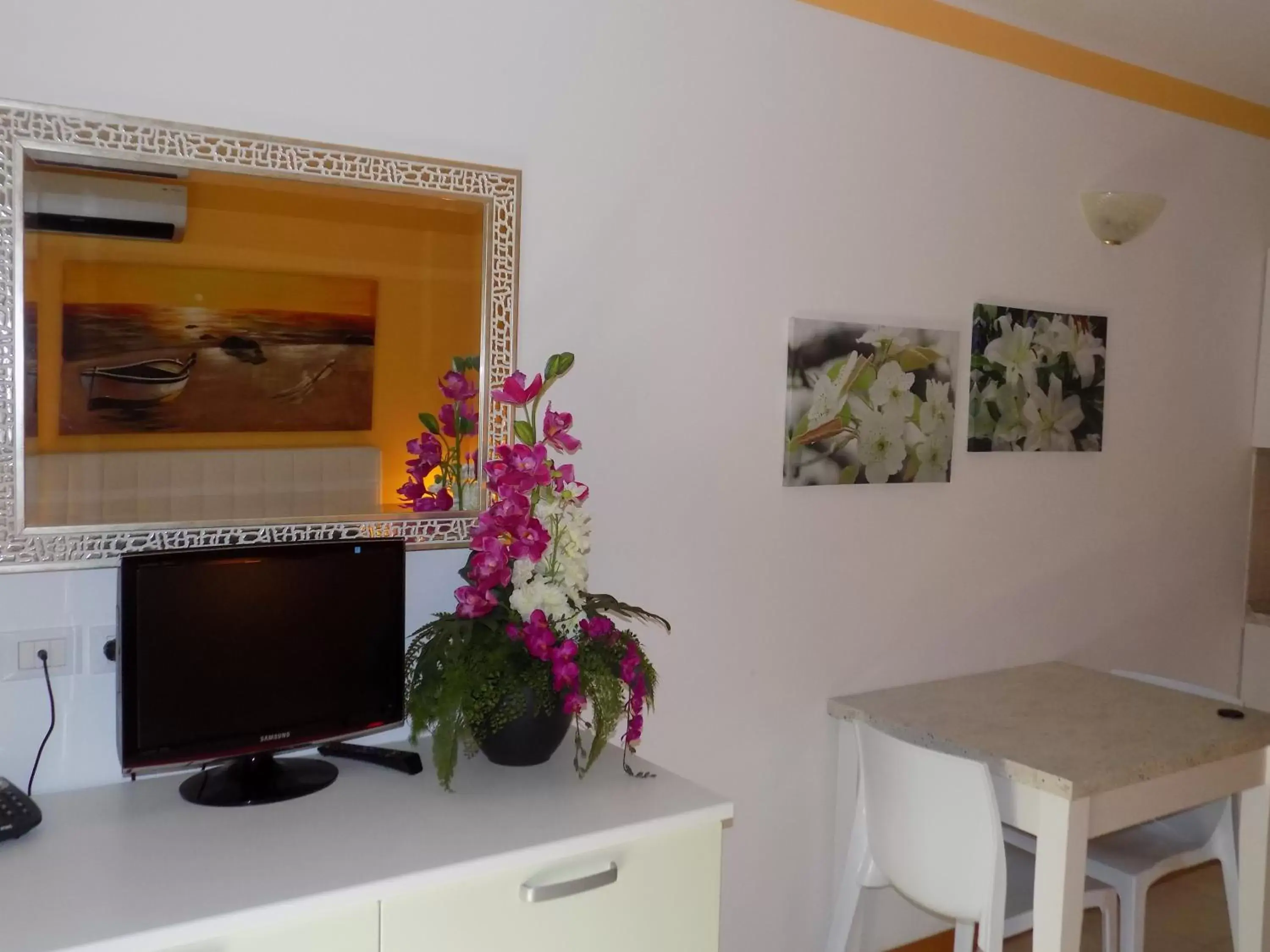 Photo of the whole room, TV/Entertainment Center in Hotel Residence Sole