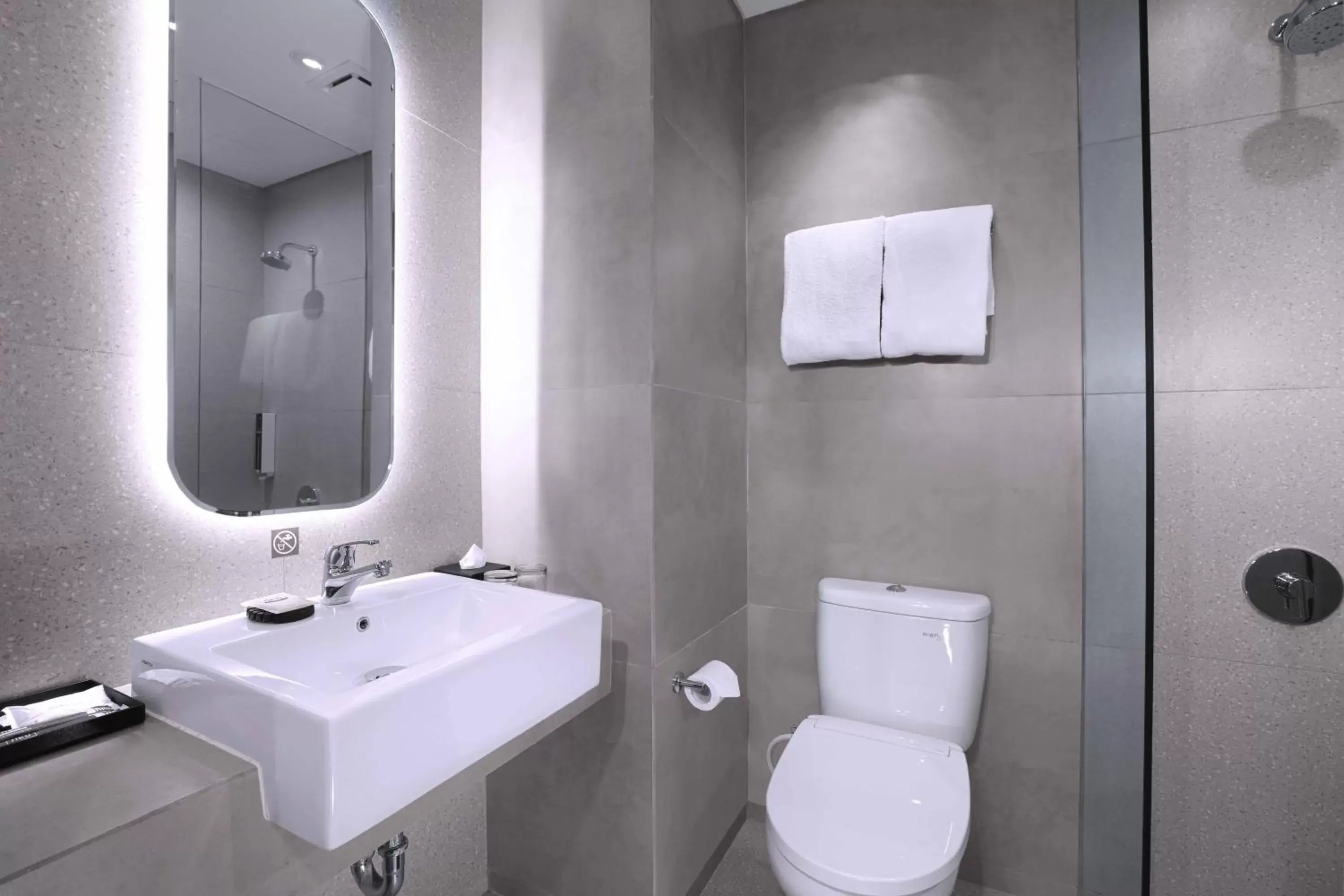 Superior Double or Twin Room in Neo Hotel Puri Indah Superior Double or Twin Room in Neo Hotel Puri Indah