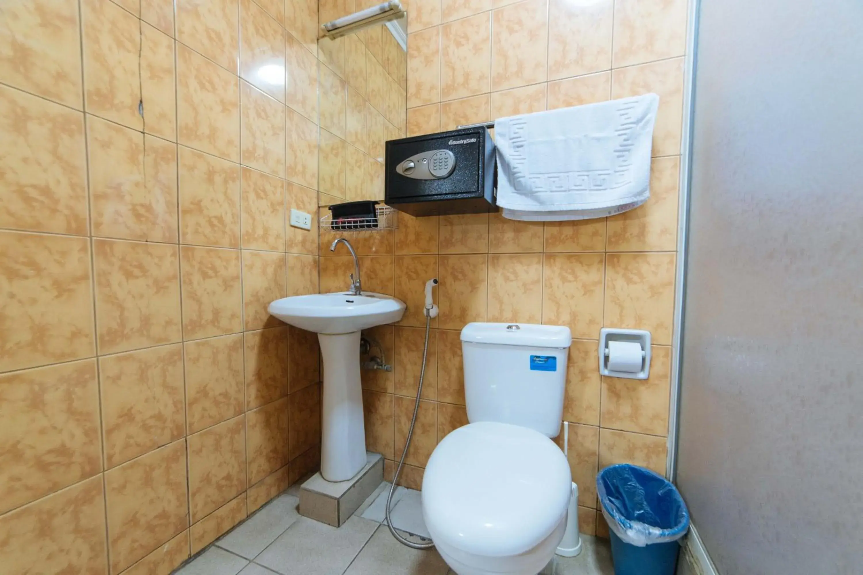 Bathroom in RedDoorz @ Clarkview 21st Street Angeles City