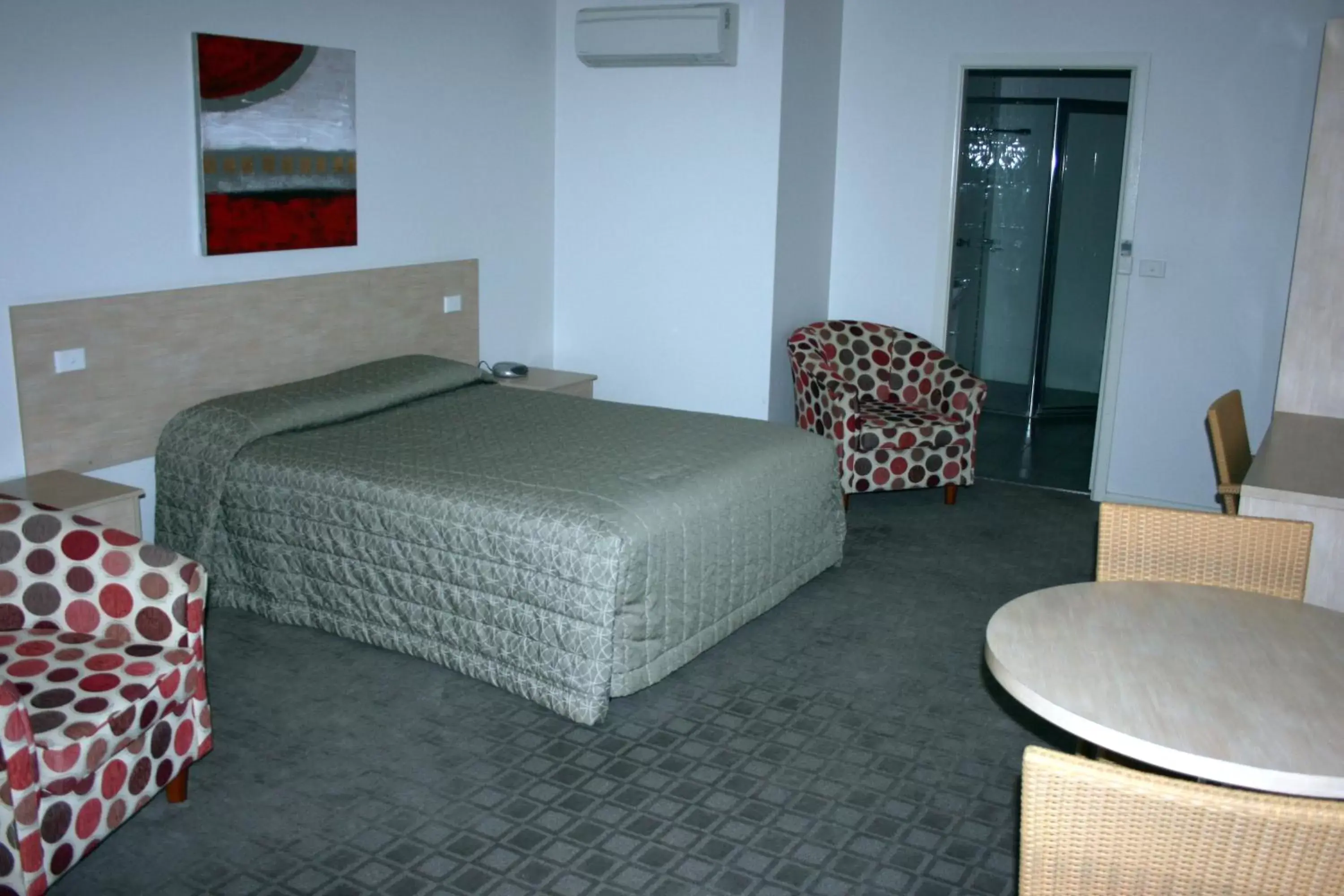 Photo of the whole room, Bed in Mackellar Motel