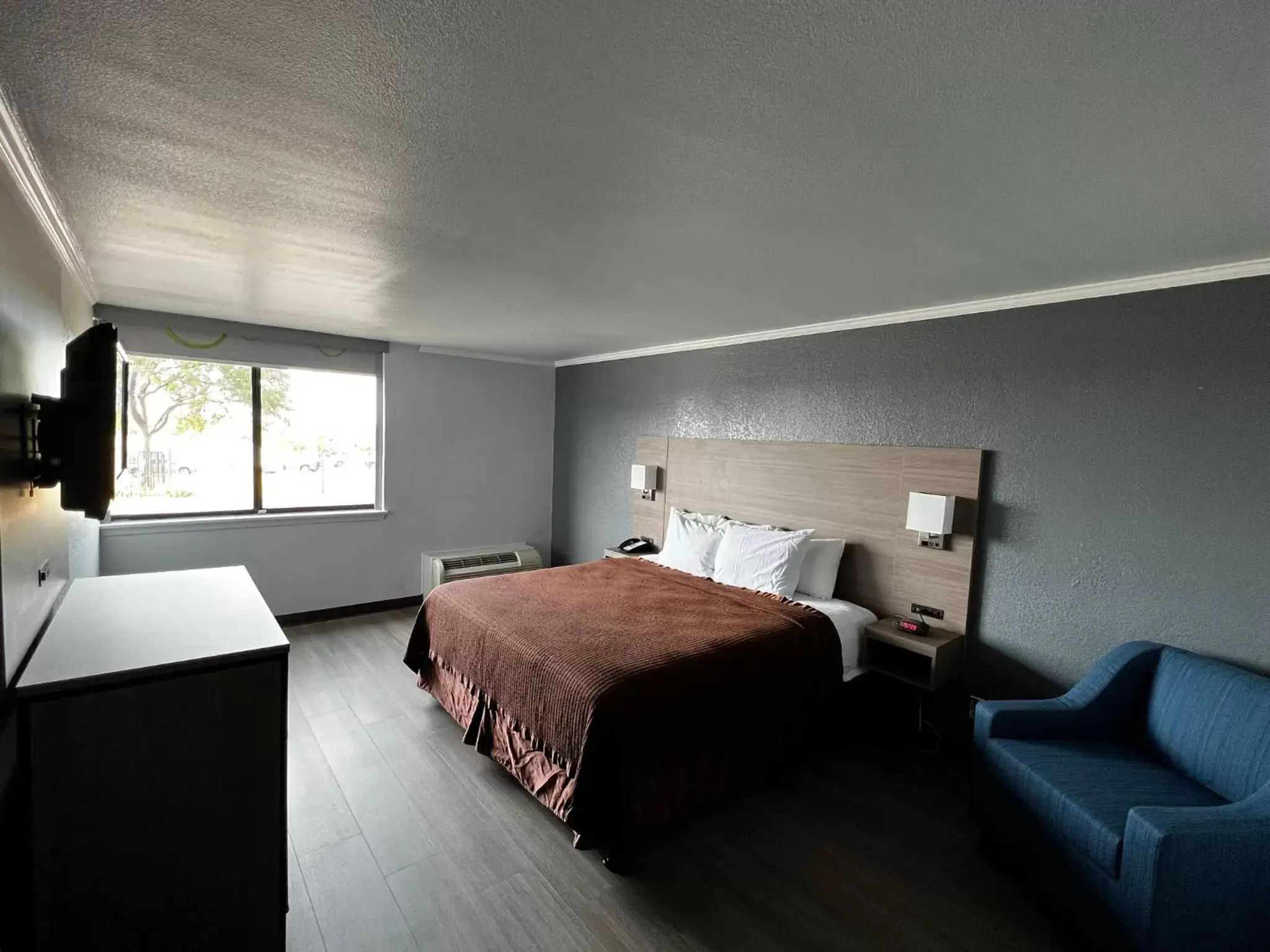 Bedroom in Super 8 by Wyndham Fort Worth Entertainment District