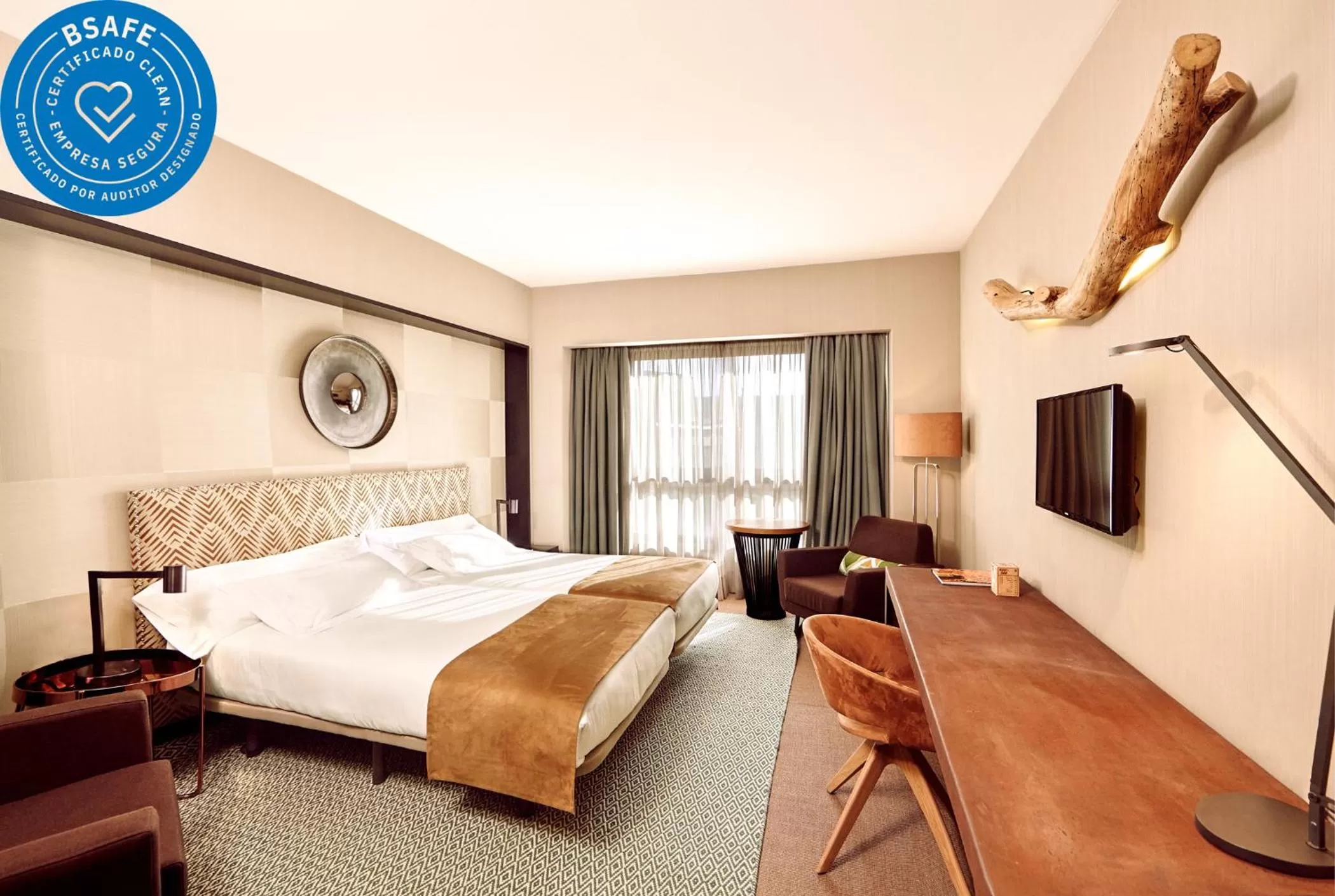 Photo of the whole room, Bed in Barceló León Conde Luna