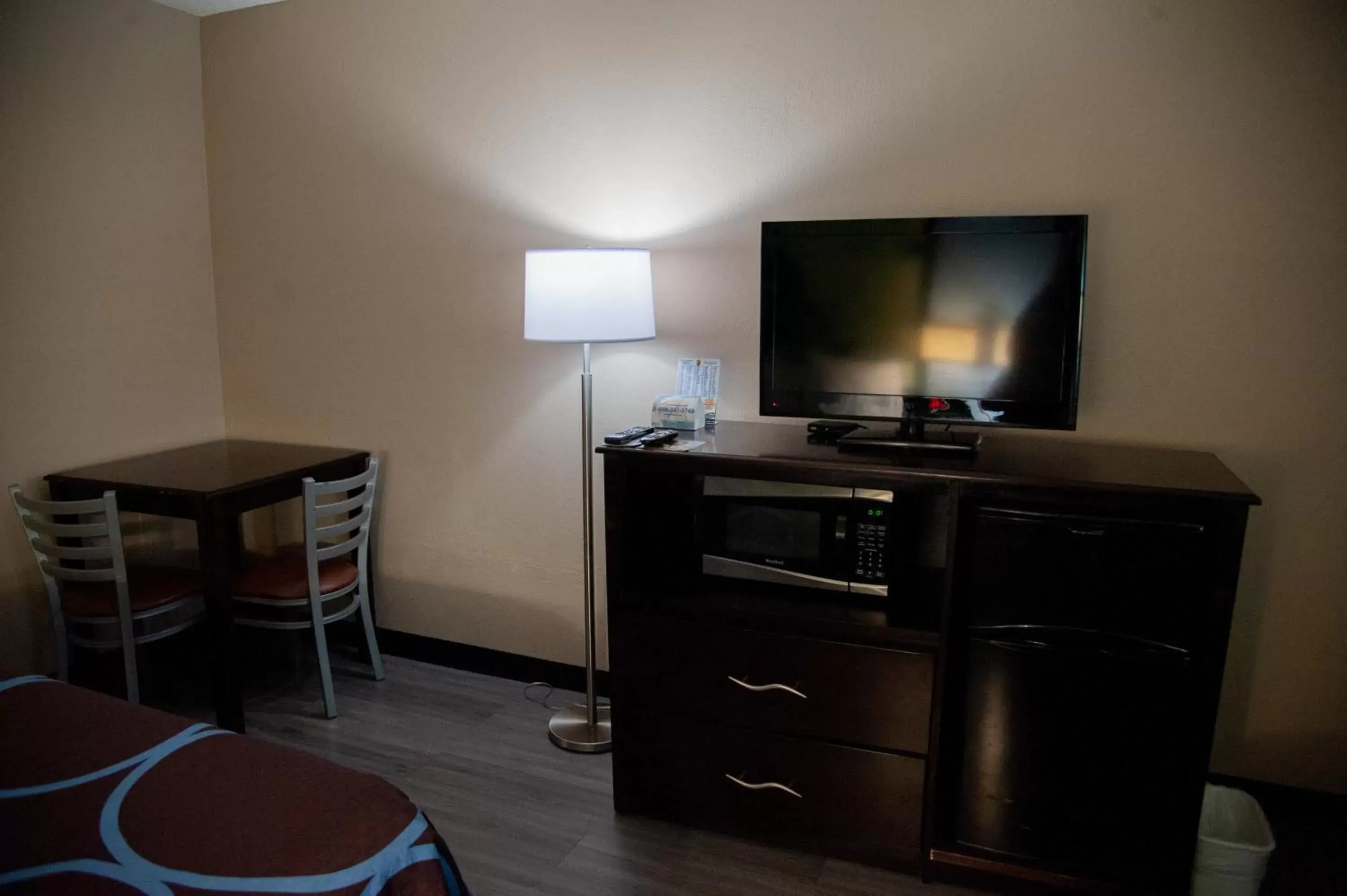 TV and multimedia, TV/Entertainment Center in Super 8 by Wyndham Crestview