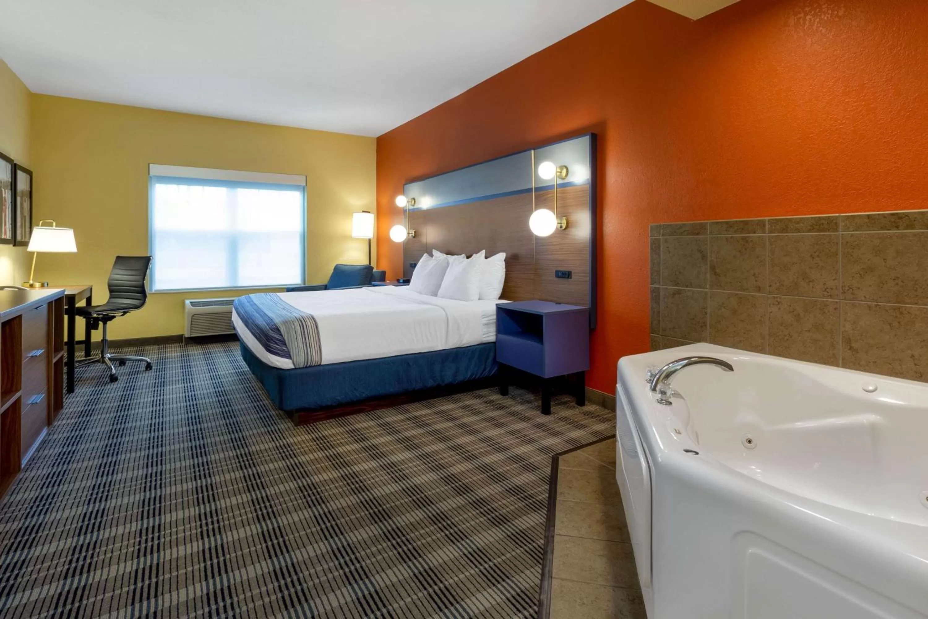 Photo of the whole room, Bed in AmericInn by Wyndham Fulton Clinton