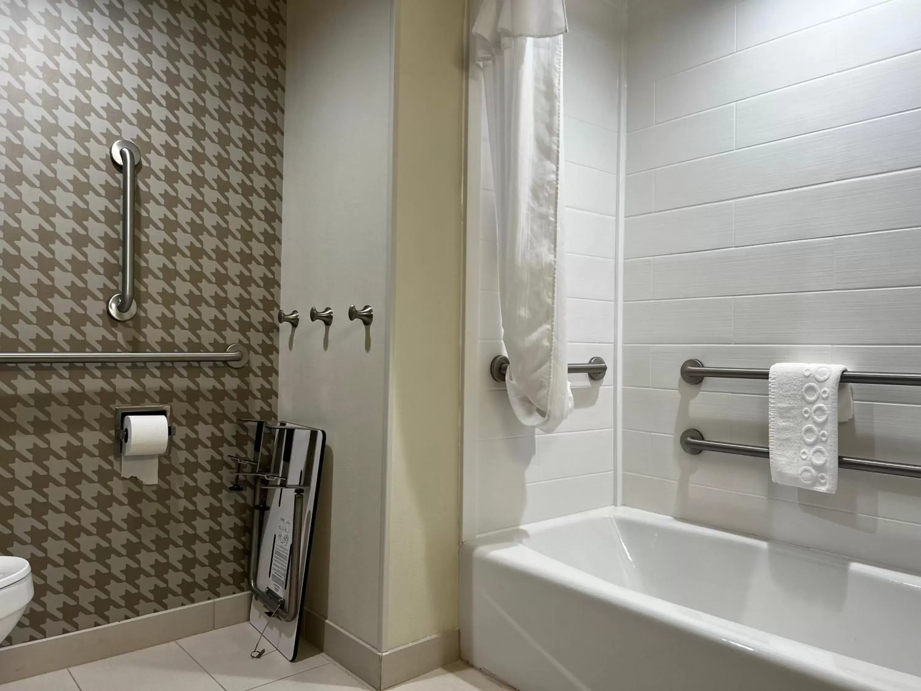 Bathroom in Home2 Suites By Hilton Bloomington Normal
