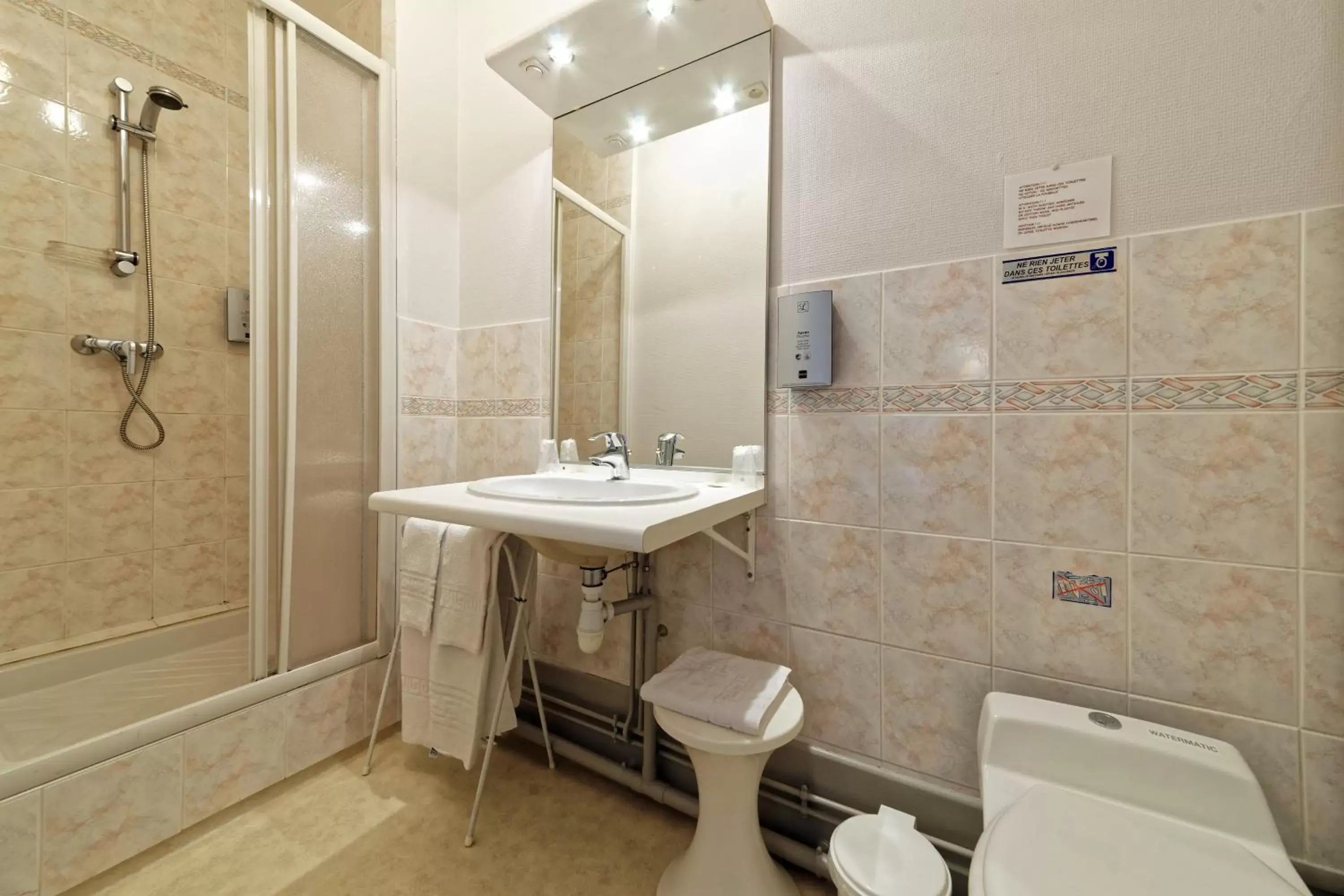 Bathroom in Logis Hôtel Du Commerce