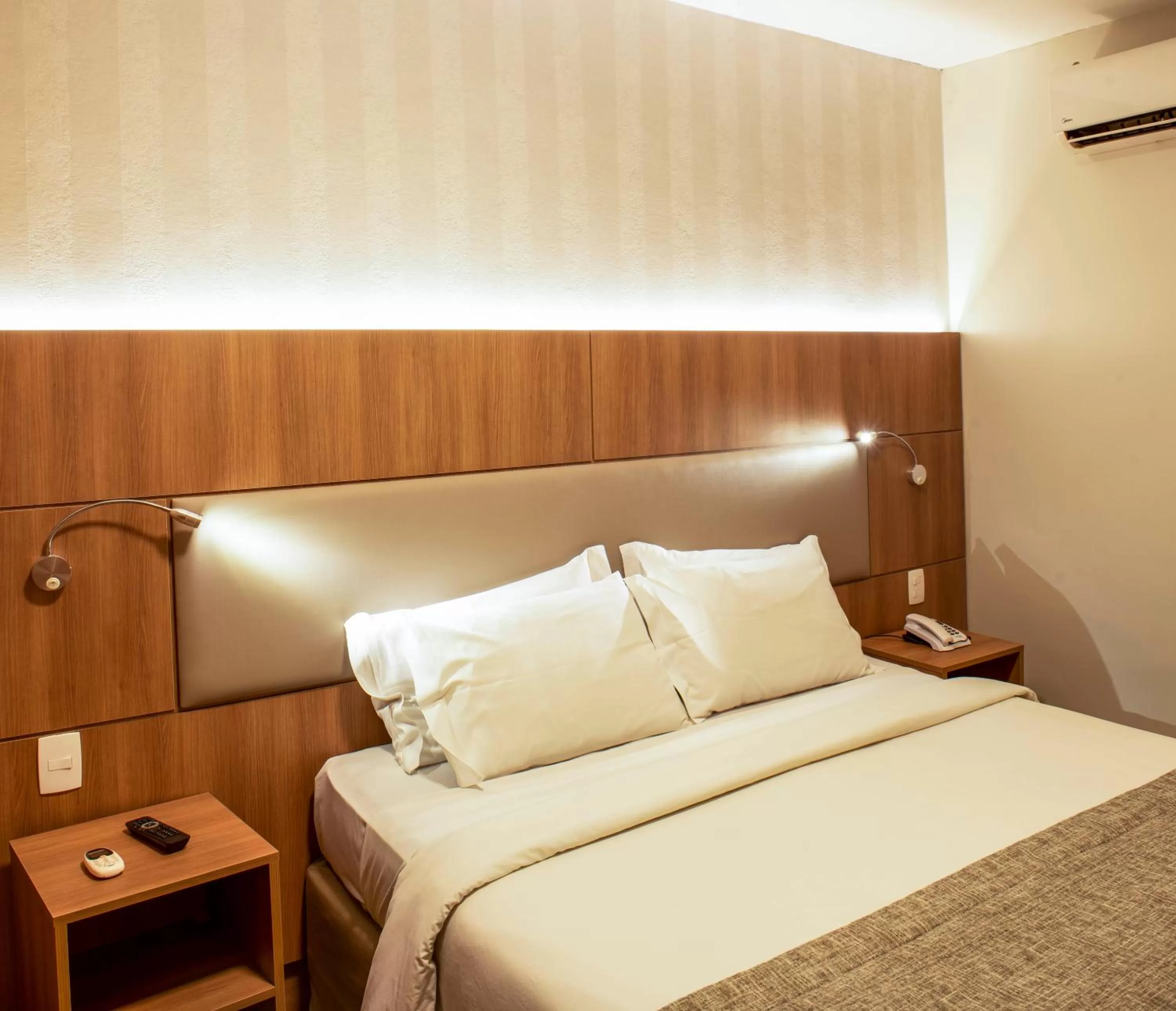 Photo of the whole room, Bed in Hotel Astoria Copacabana