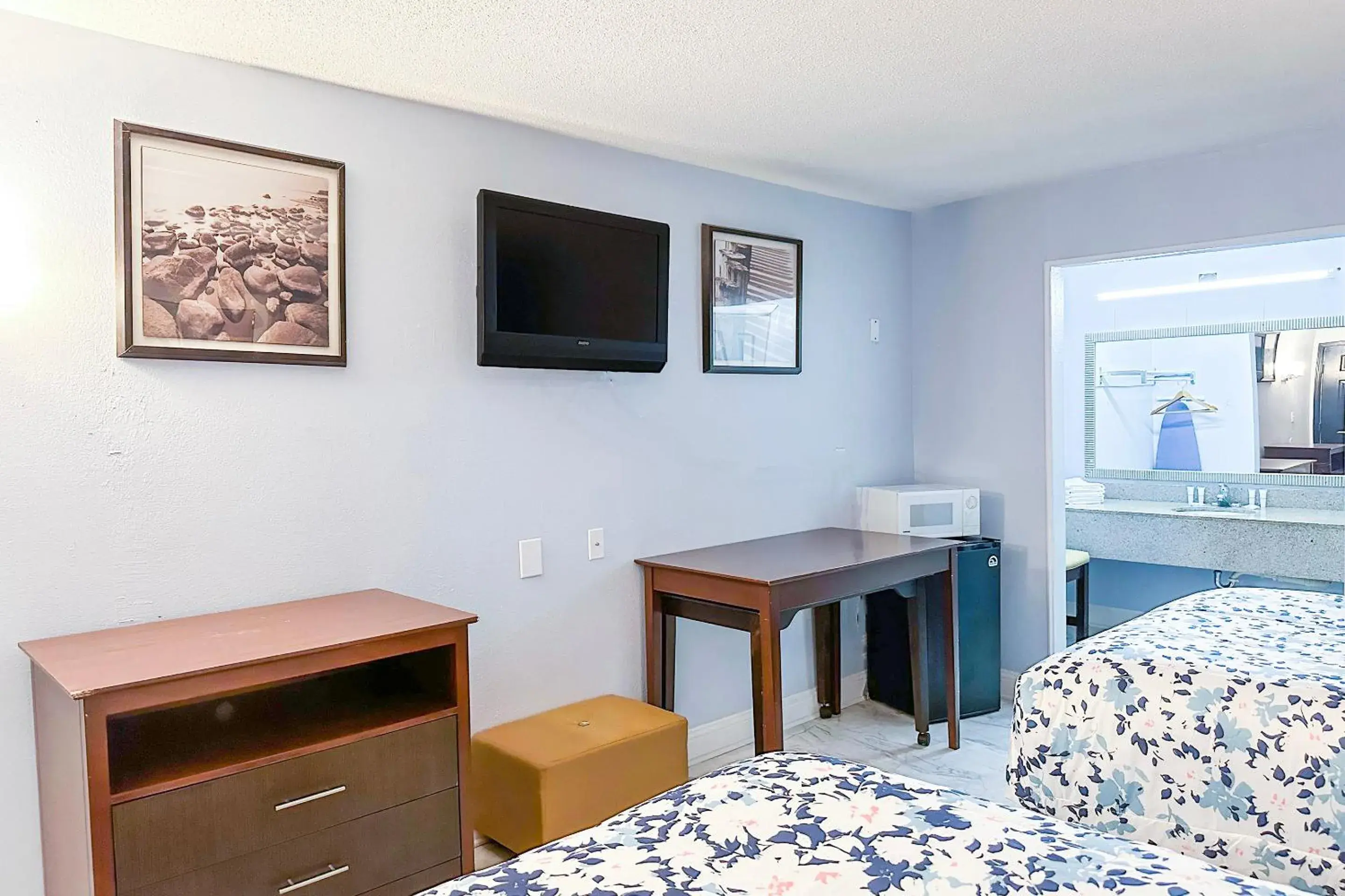 Bedroom, TV/Entertainment Center in Paradise Inn By OYO Hattiesburg North