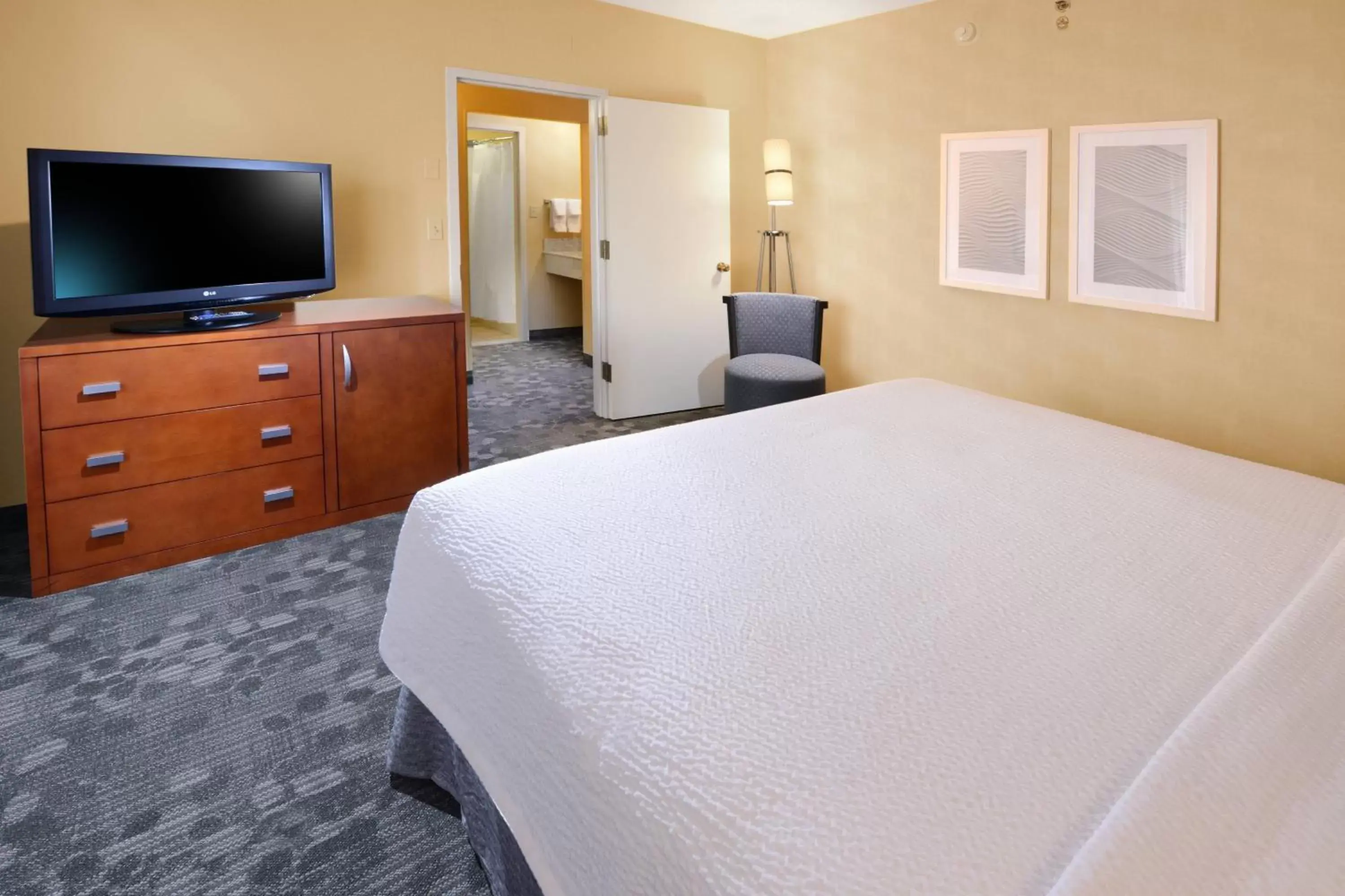 Photo of the whole room, Bed in Courtyard by Marriott Oklahoma City Airport