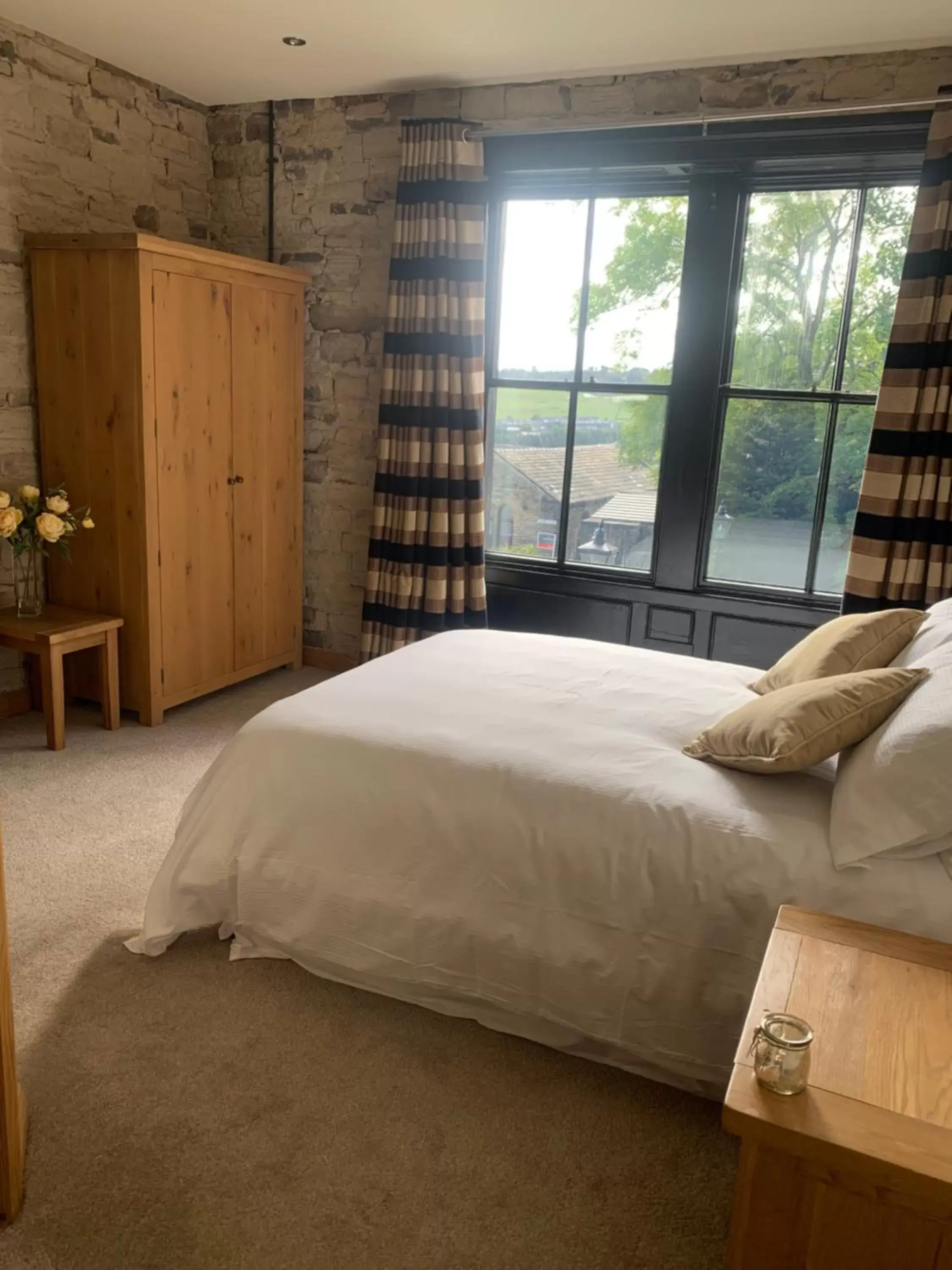 Photo of the whole room, Bed in The Weavers Shed