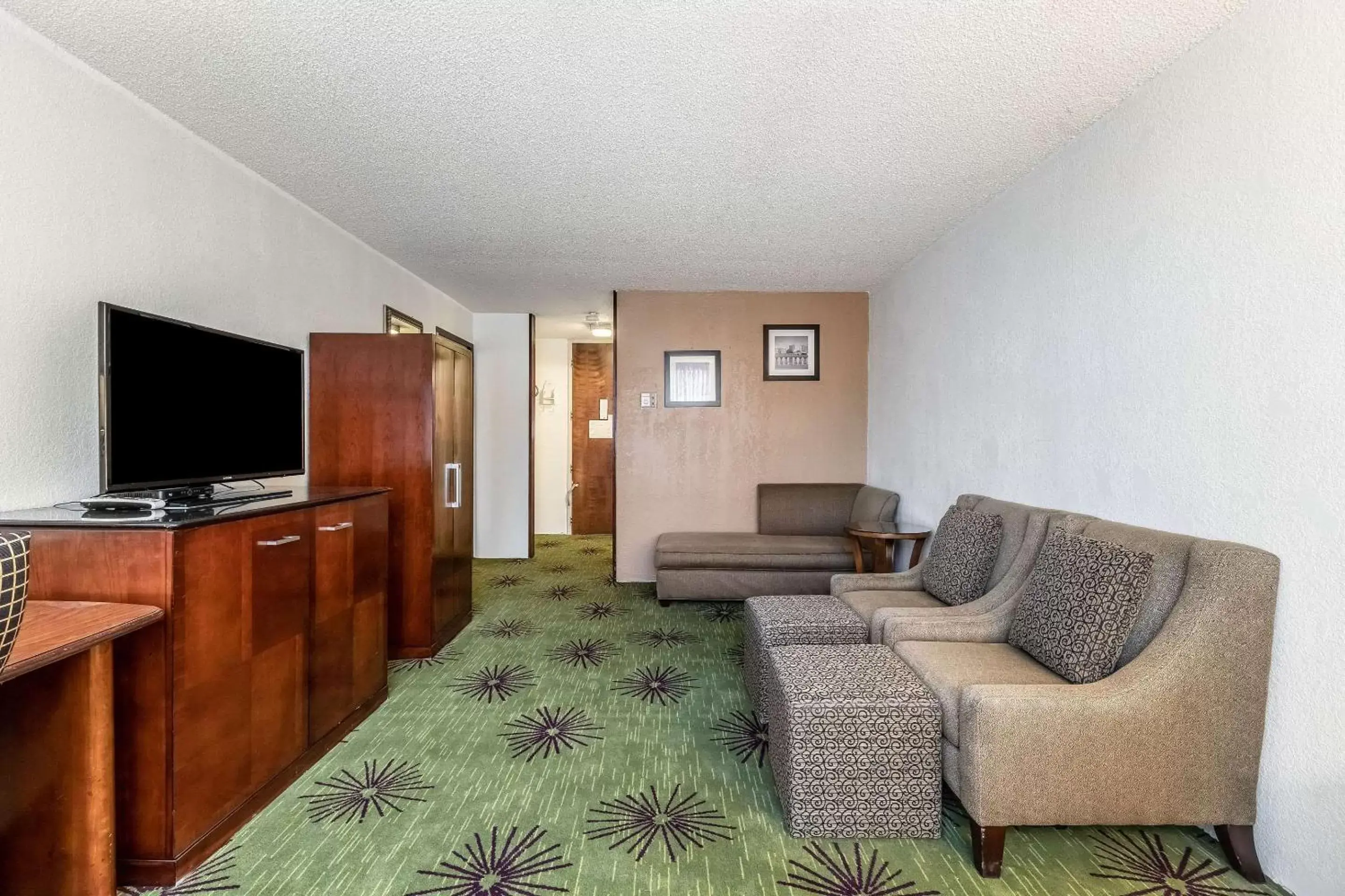 Photo of the whole room, Seating Area in Quality Inn & Suites