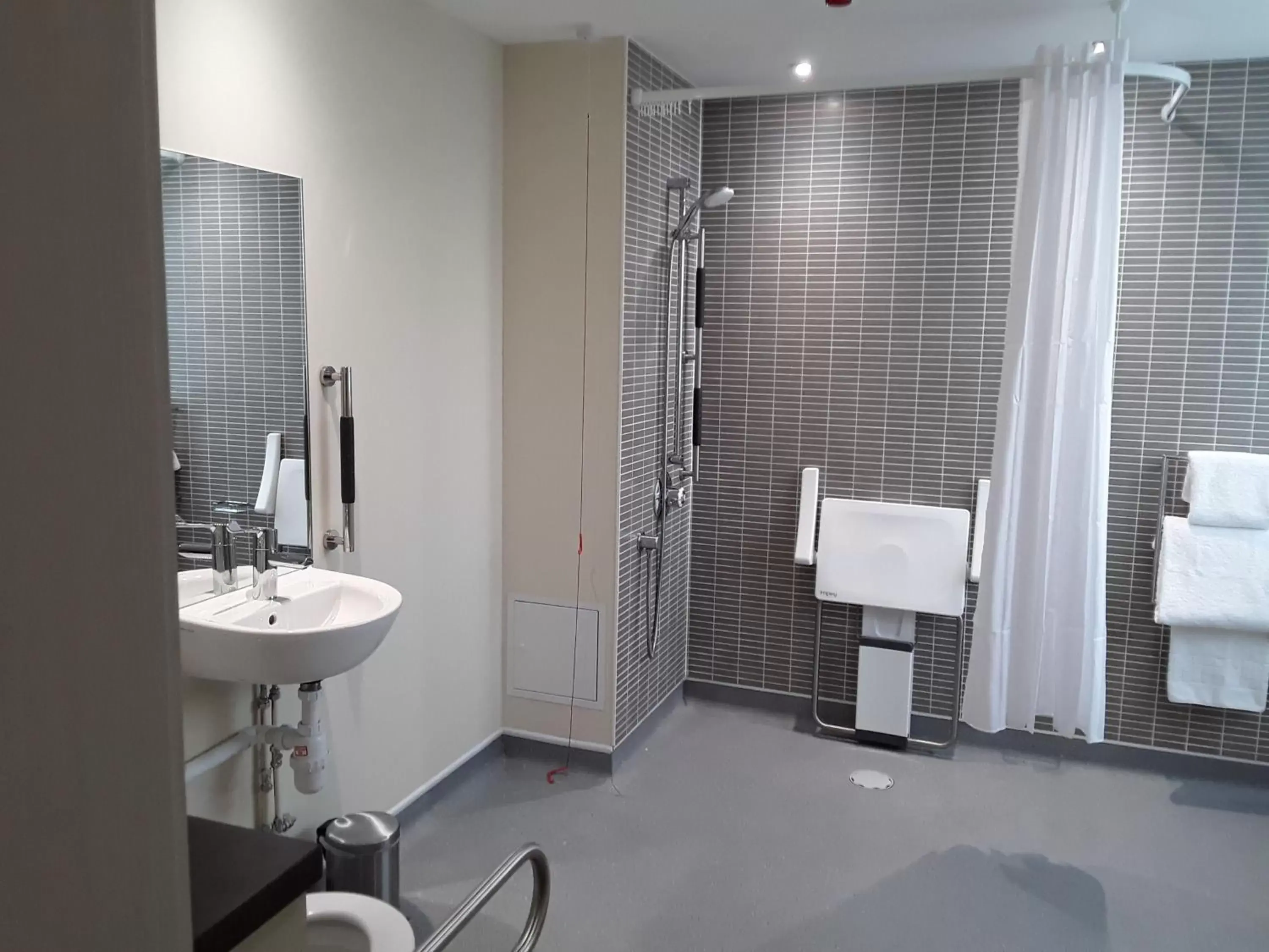 Photo of the whole room, Bathroom in Holiday Inn Leeds-Wakefield M1 Jct40, an IHG Hotel