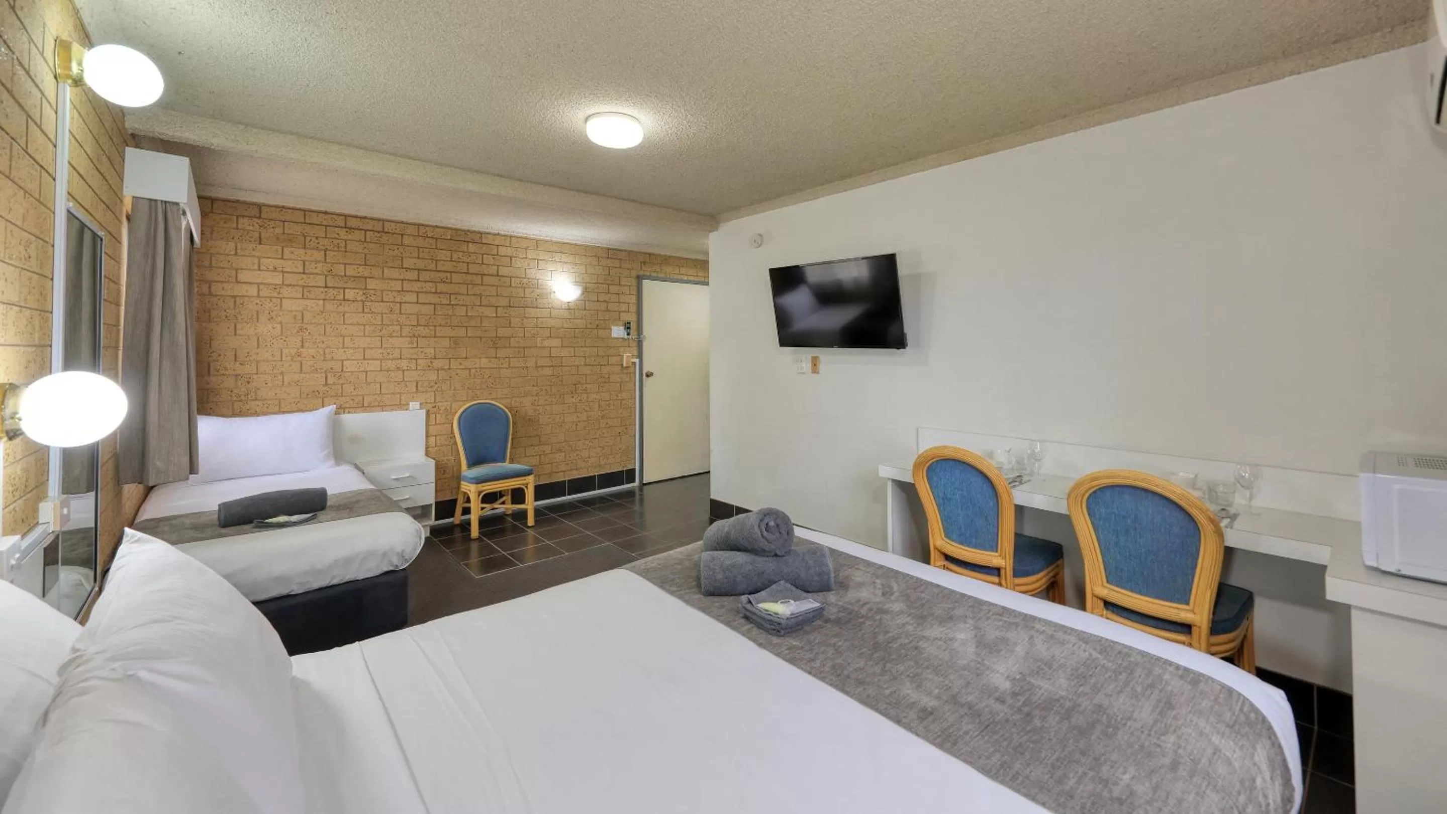 Bed in Hamilton Hume Motor Inn