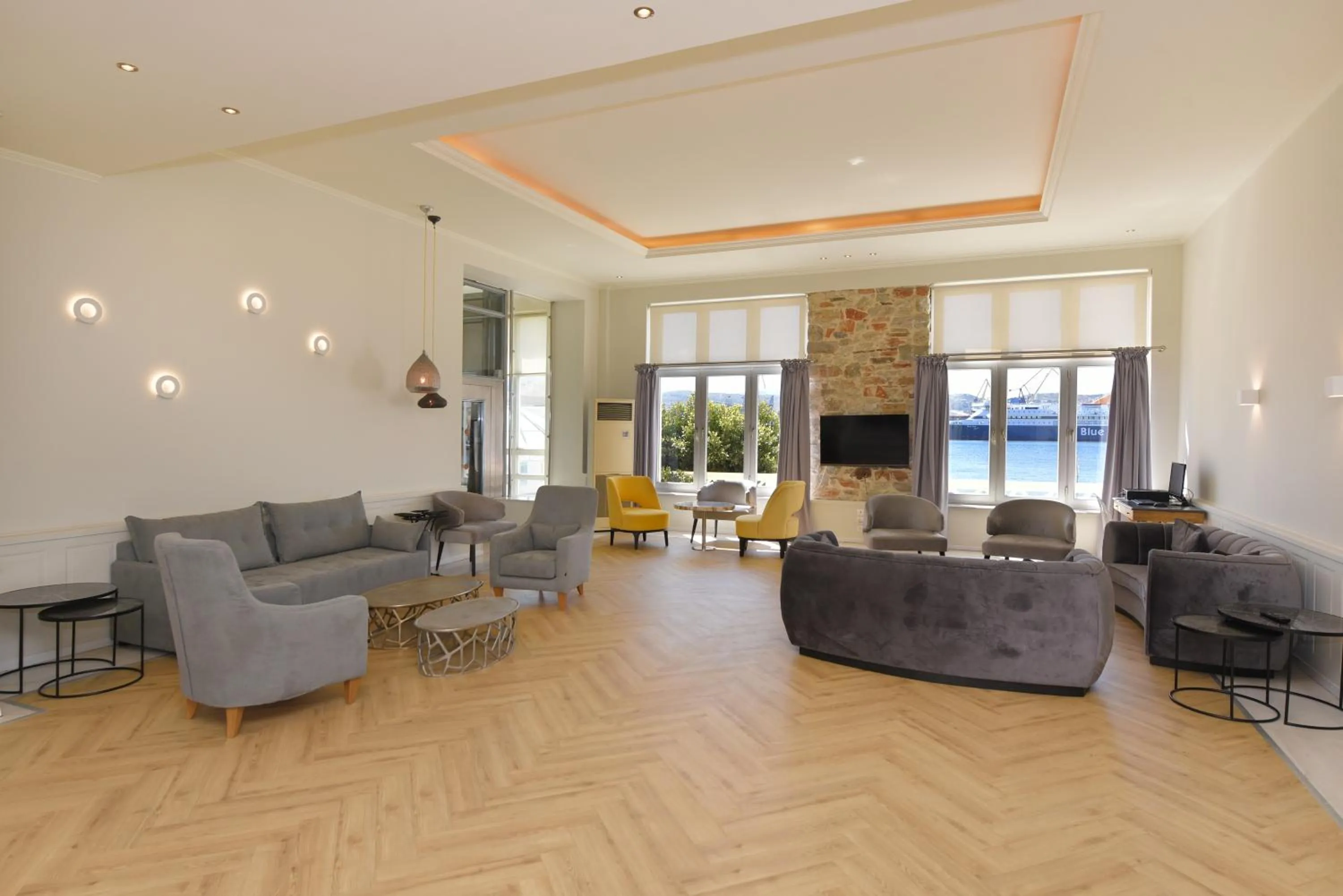 Communal lounge/ TV room in Hotel Hermes