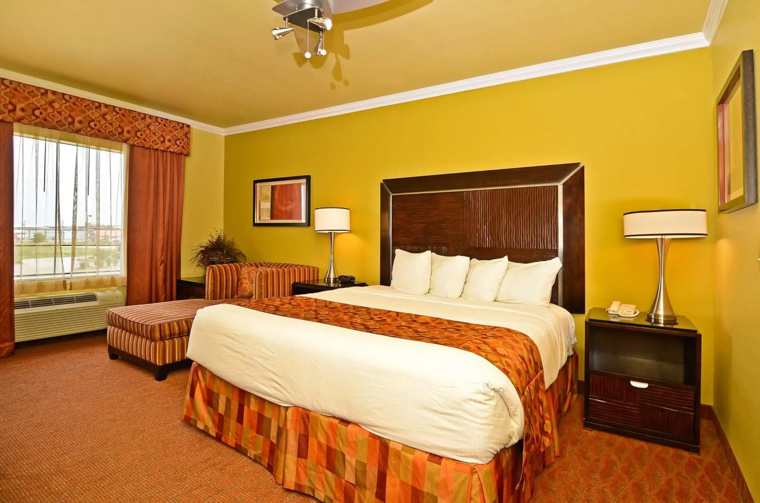 Photo of the whole room, Bed in BEST WESTERN PLUS Christopher Inn and Suites