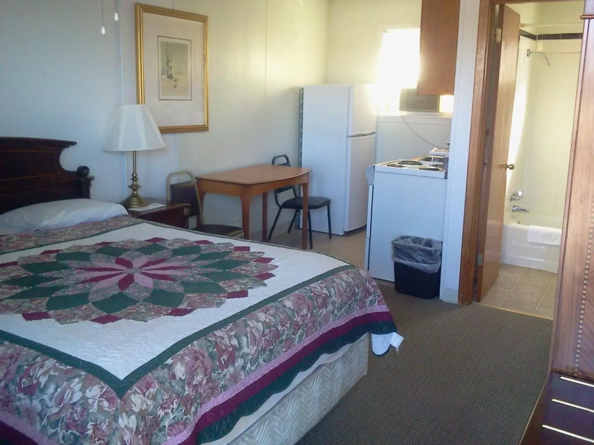 Photo of the whole room, Bed in Golden Gate Lodging