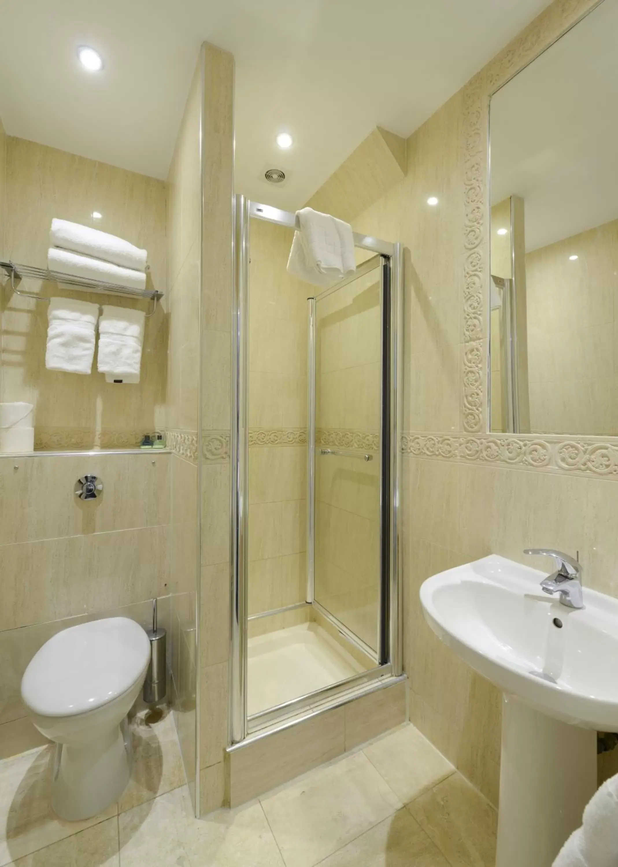Shower, Bathroom in New Linden Hotel