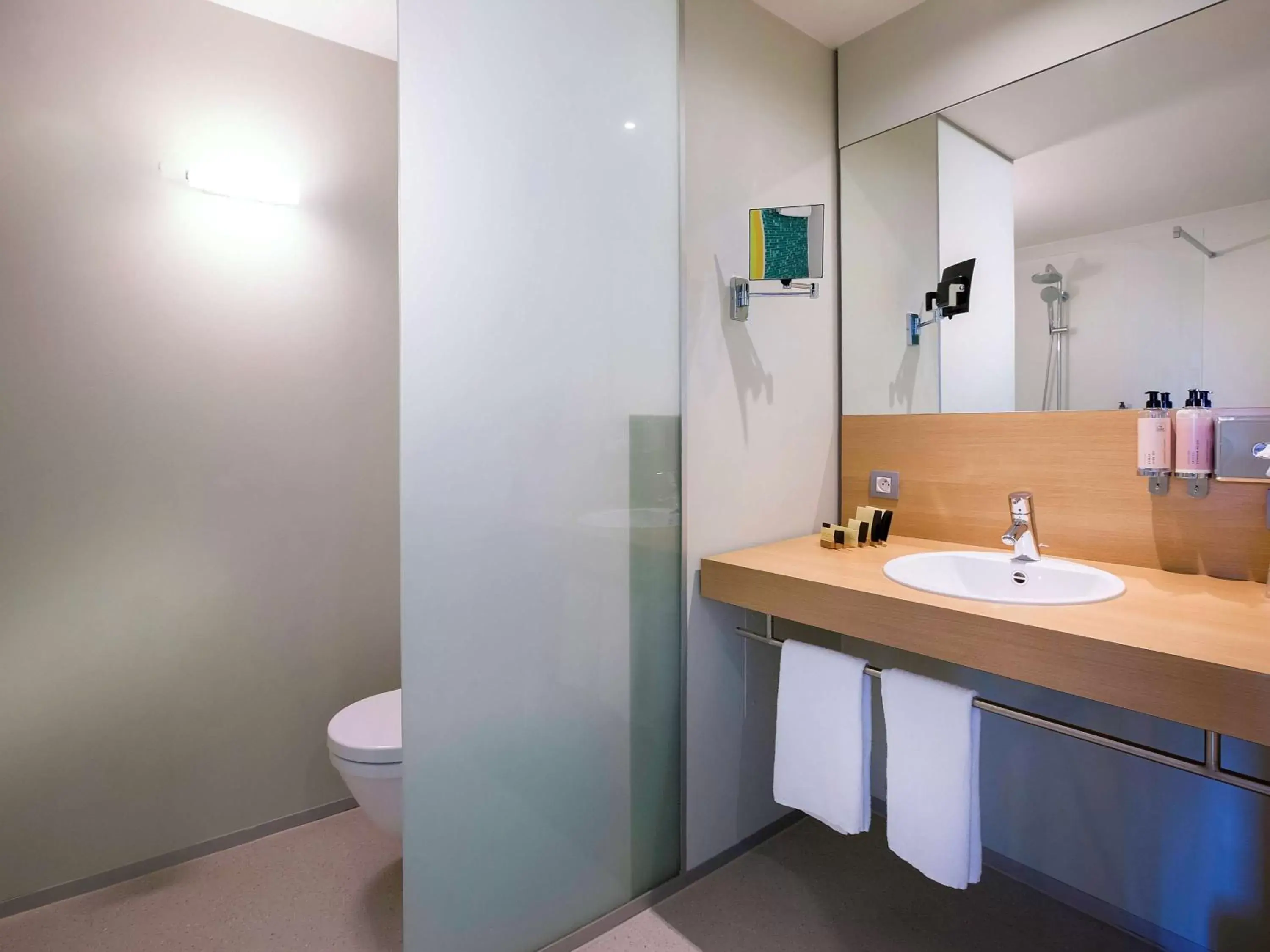 Photo of the whole room, Bathroom in ibis Styles Kortrijk Expo