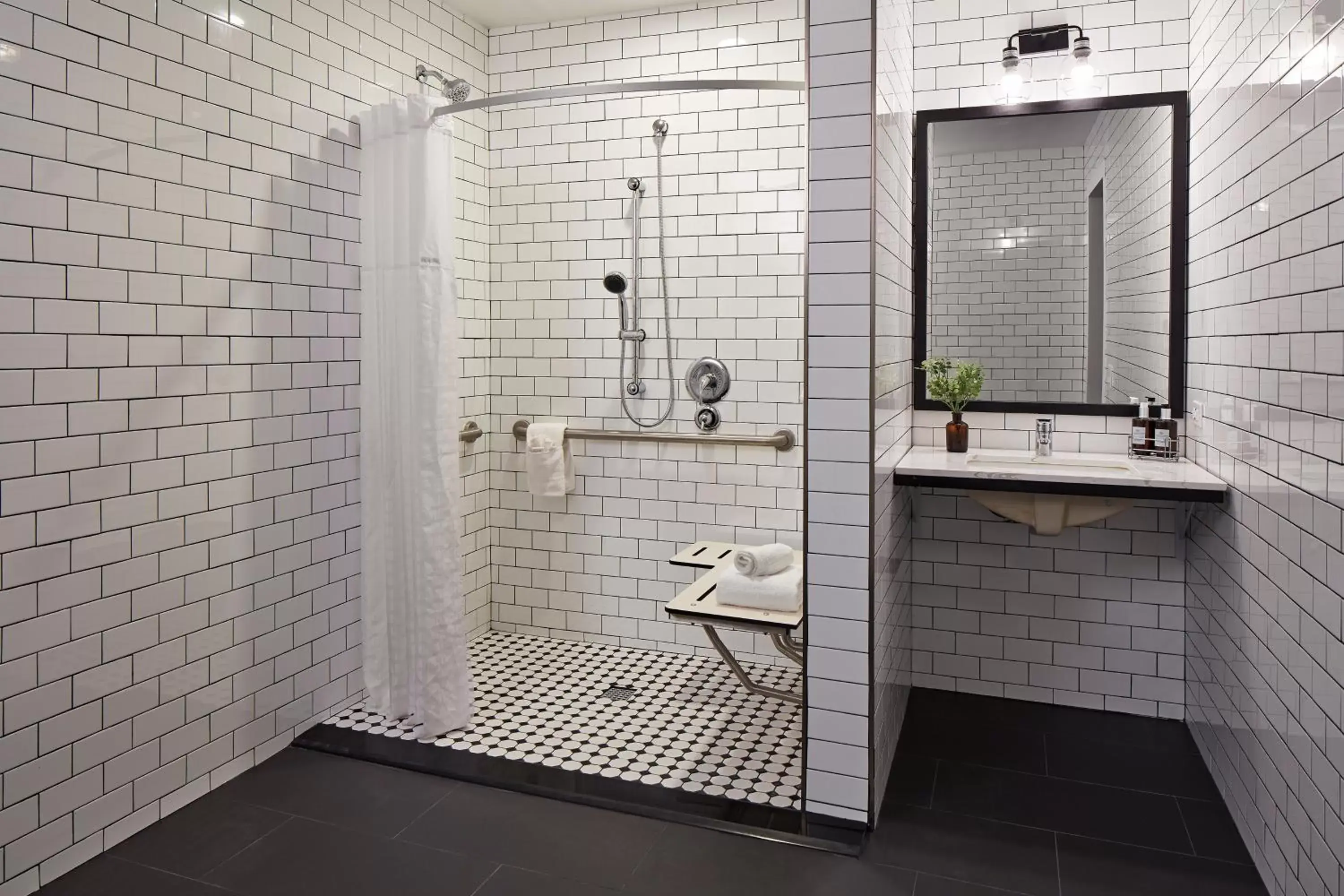 Shower, Bathroom in Pacific View Inn