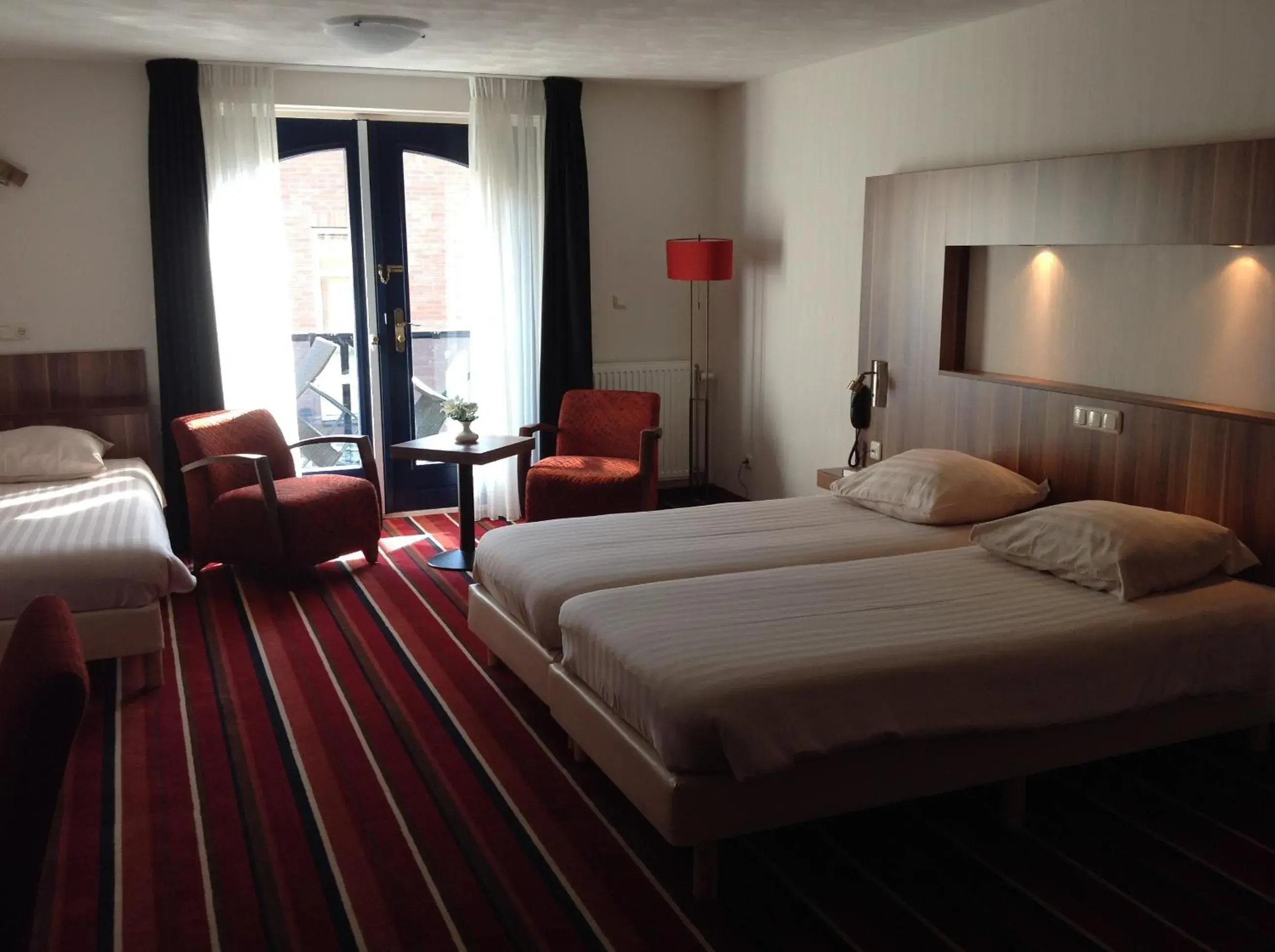 Photo of the whole room, Bed in SuyderSee Hotel