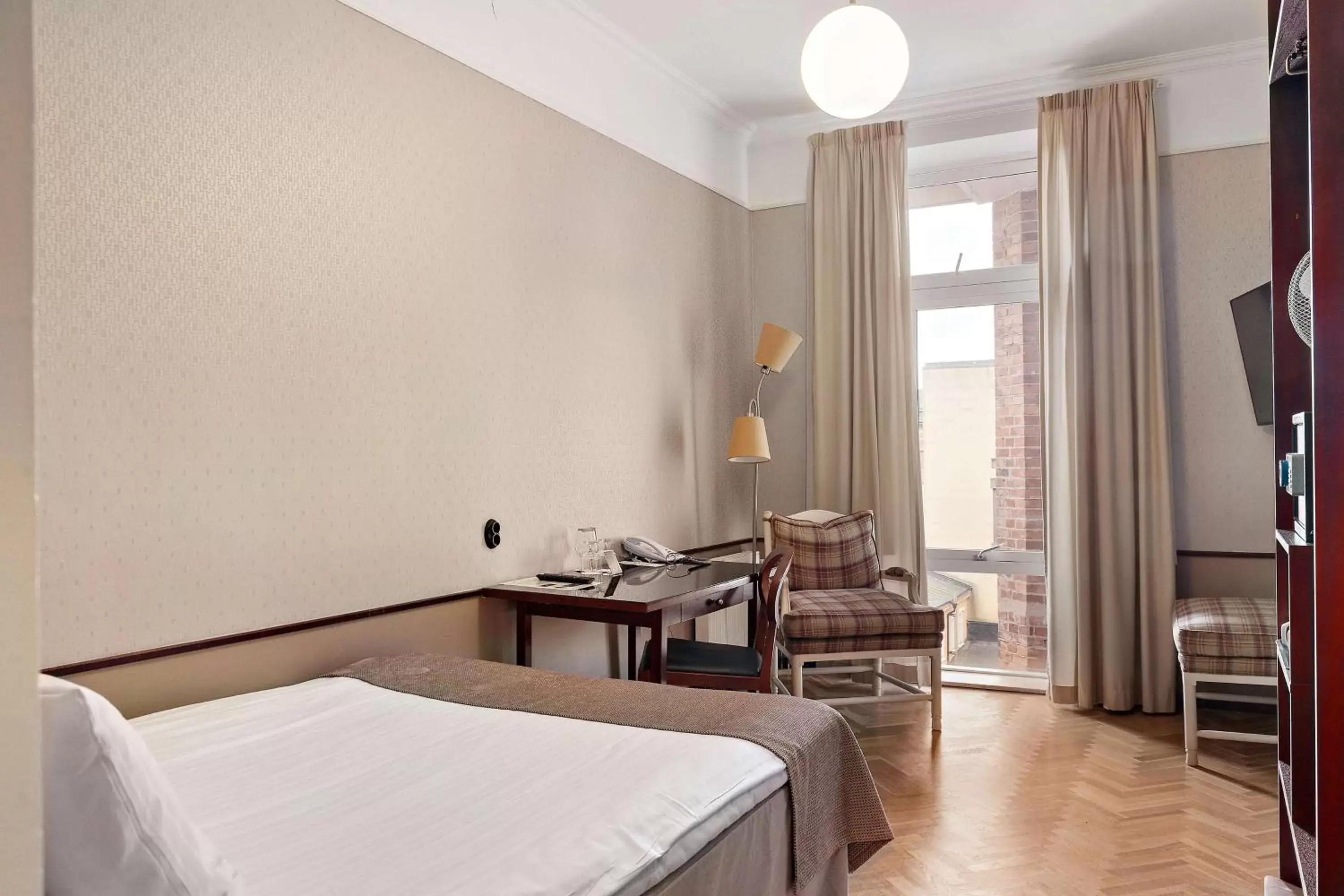 Bedroom, Bed in Best Western Plus Grand Hotel