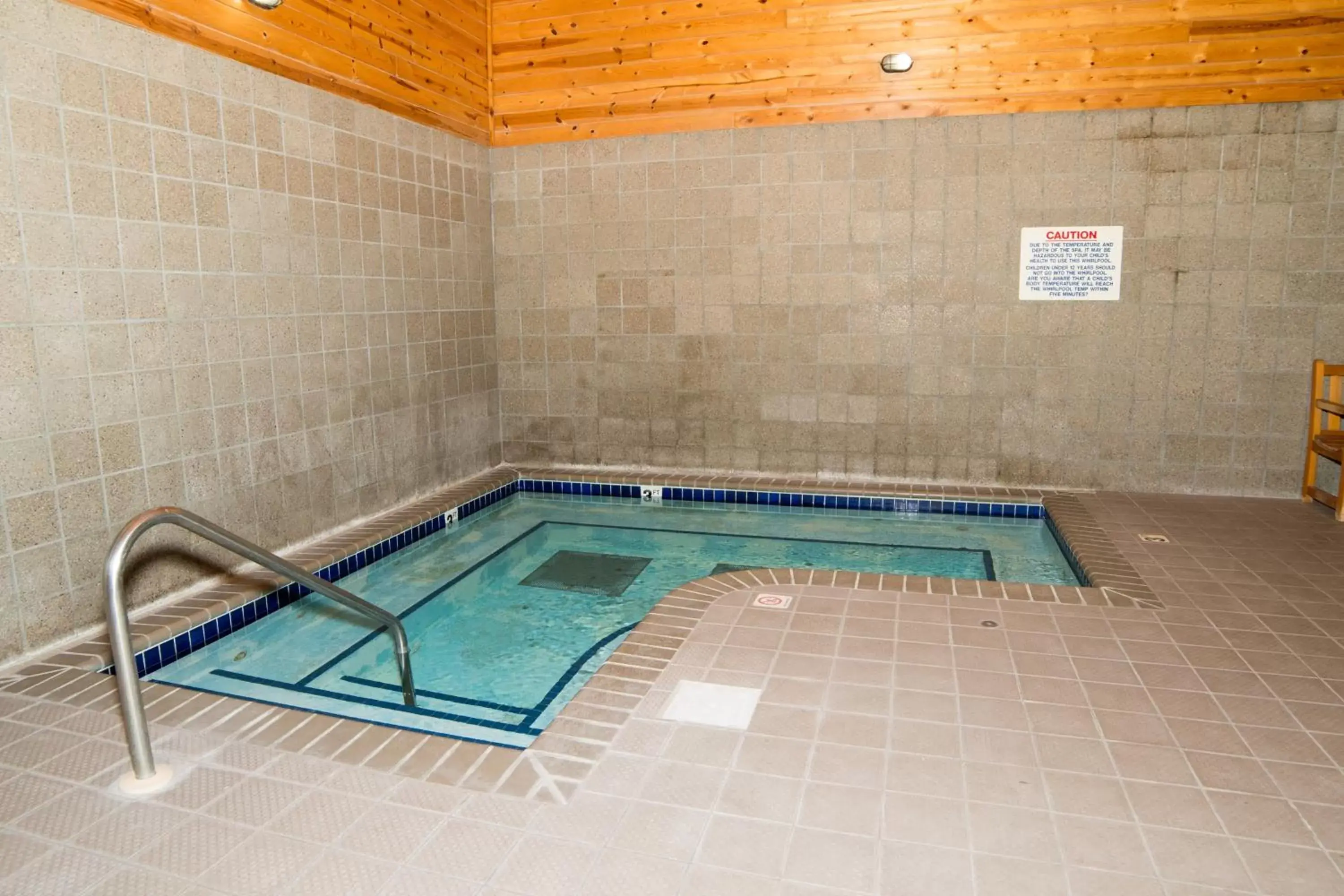 Hot Tub, Swimming Pool in HomeTown Inn and Suites Belle Plaine