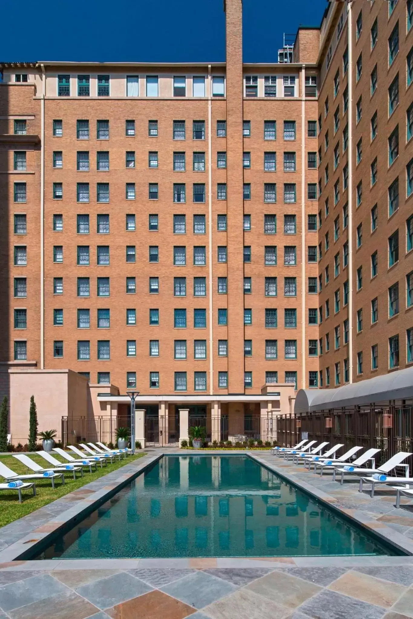 Swimming Pool in Le Meridien Dallas, The Stoneleigh