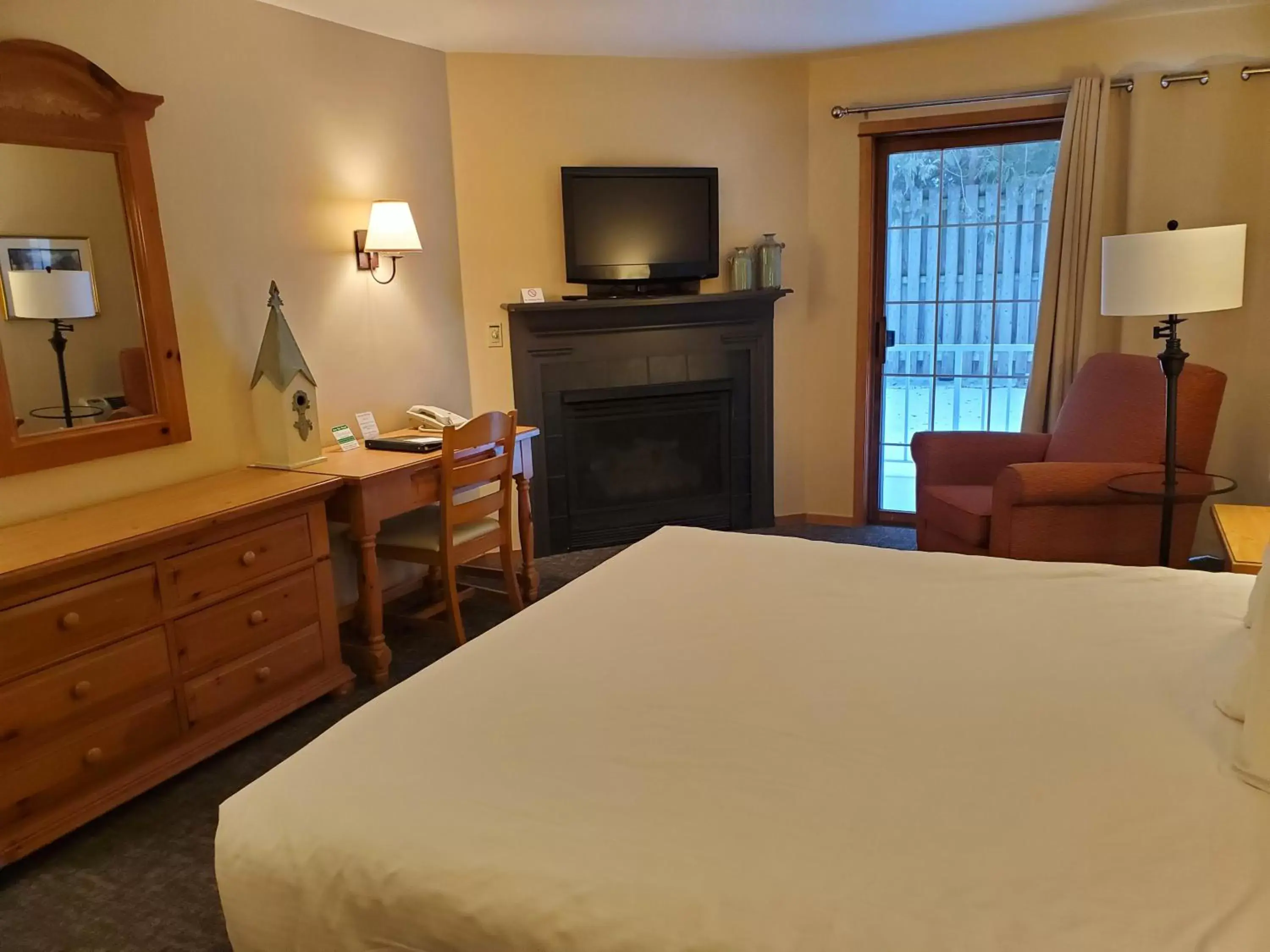 Photo of the whole room, Bed in Homestead Suites - Fish Creek