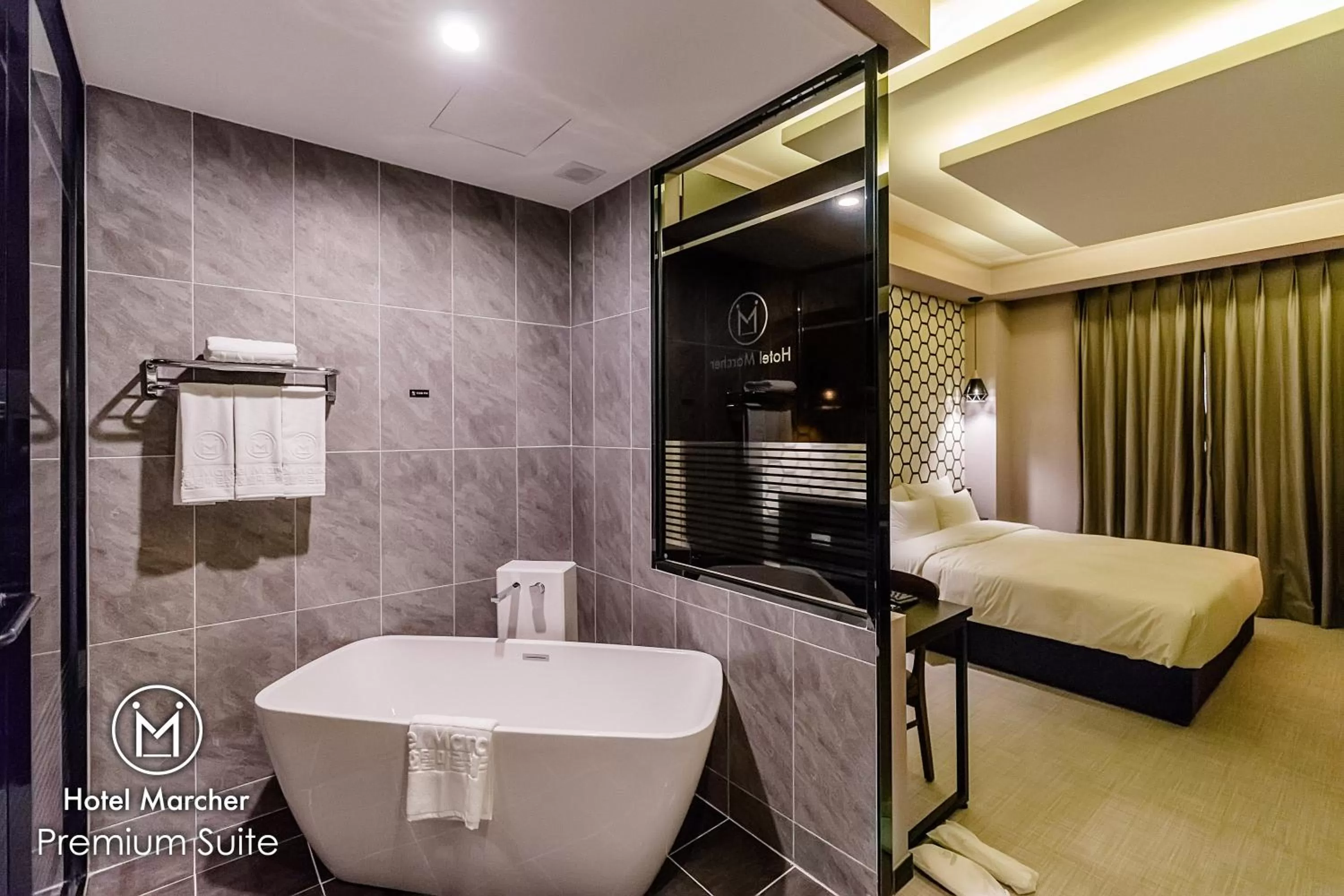 Bathroom, Bed in Hotel Marcher