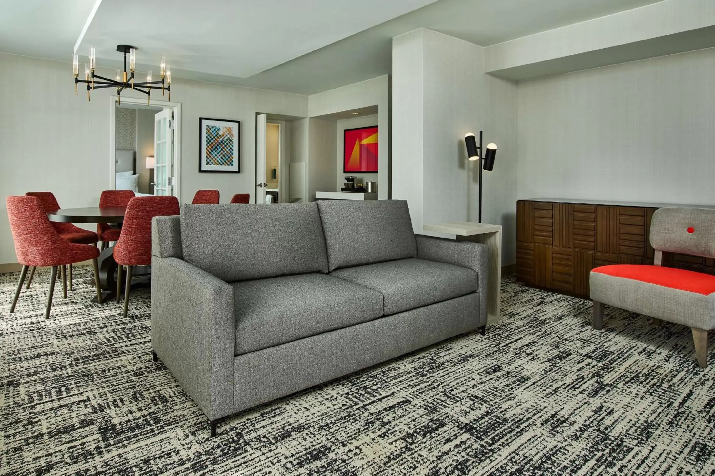 Living room, Seating Area in Hilton Kansas City Country Club Plaza