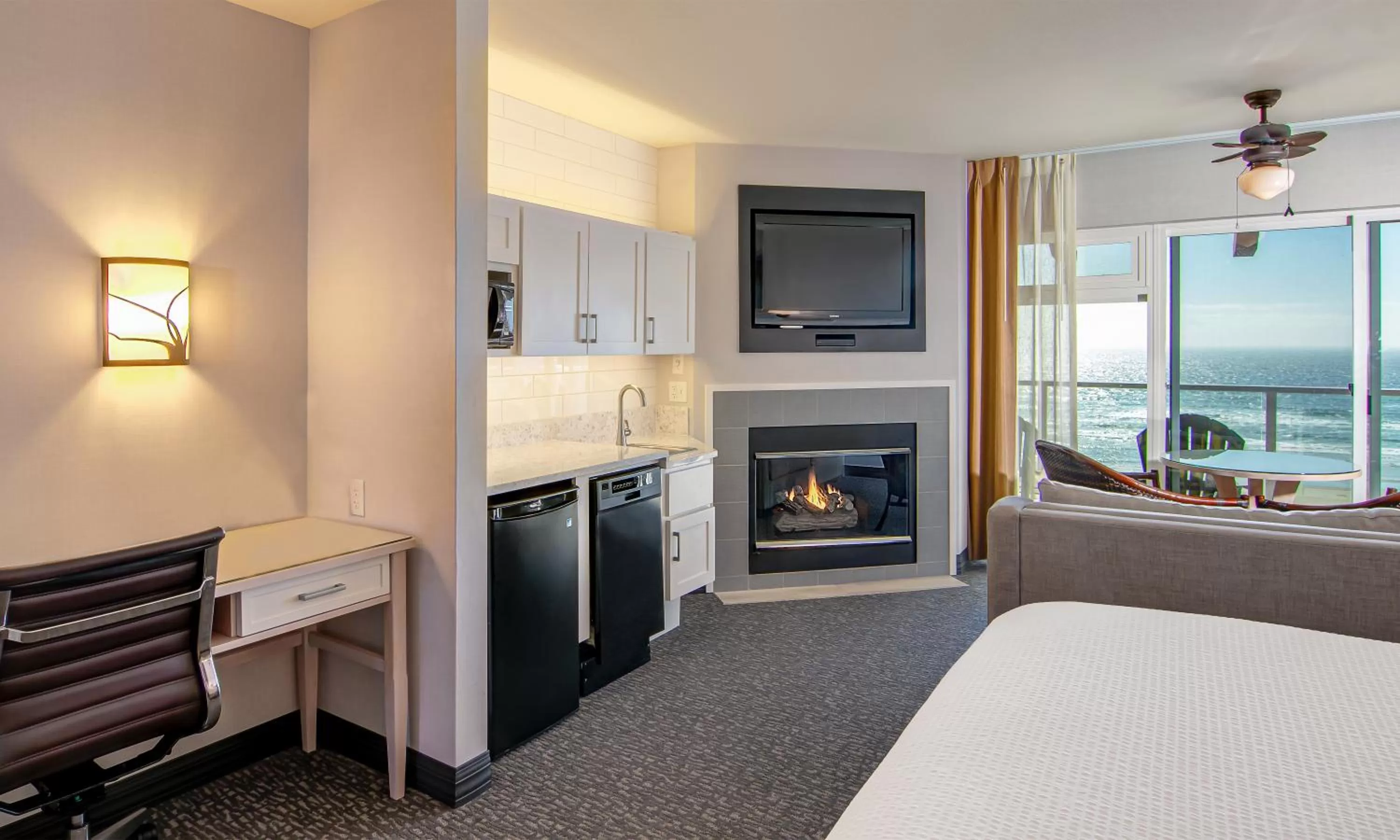 Photo of the whole room, Bed in Hallmark Resort - Newport