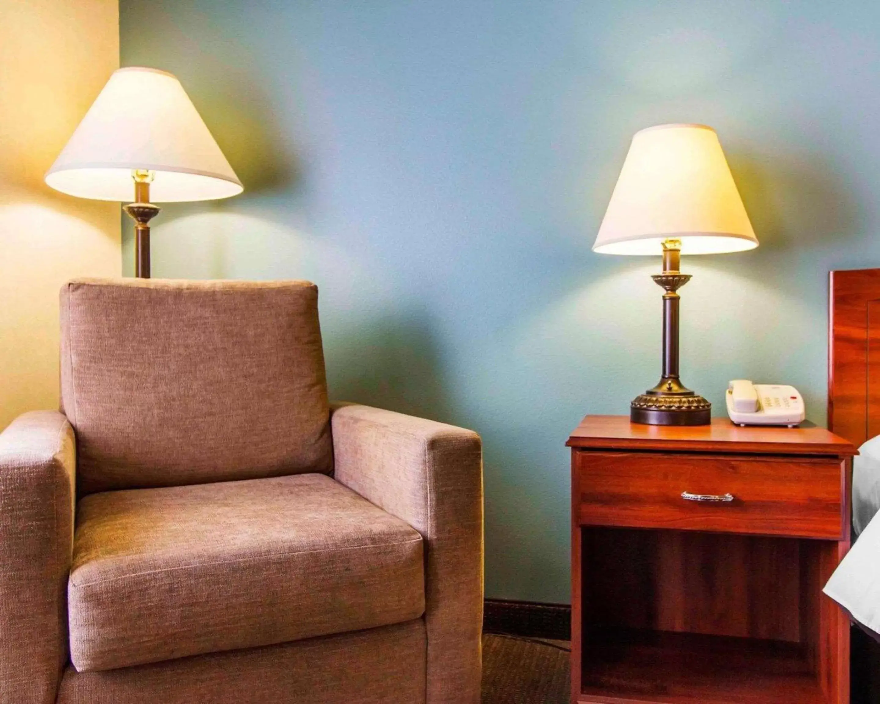 Photo of the whole room, Seating Area in Sleep Inn & Suites Evansville