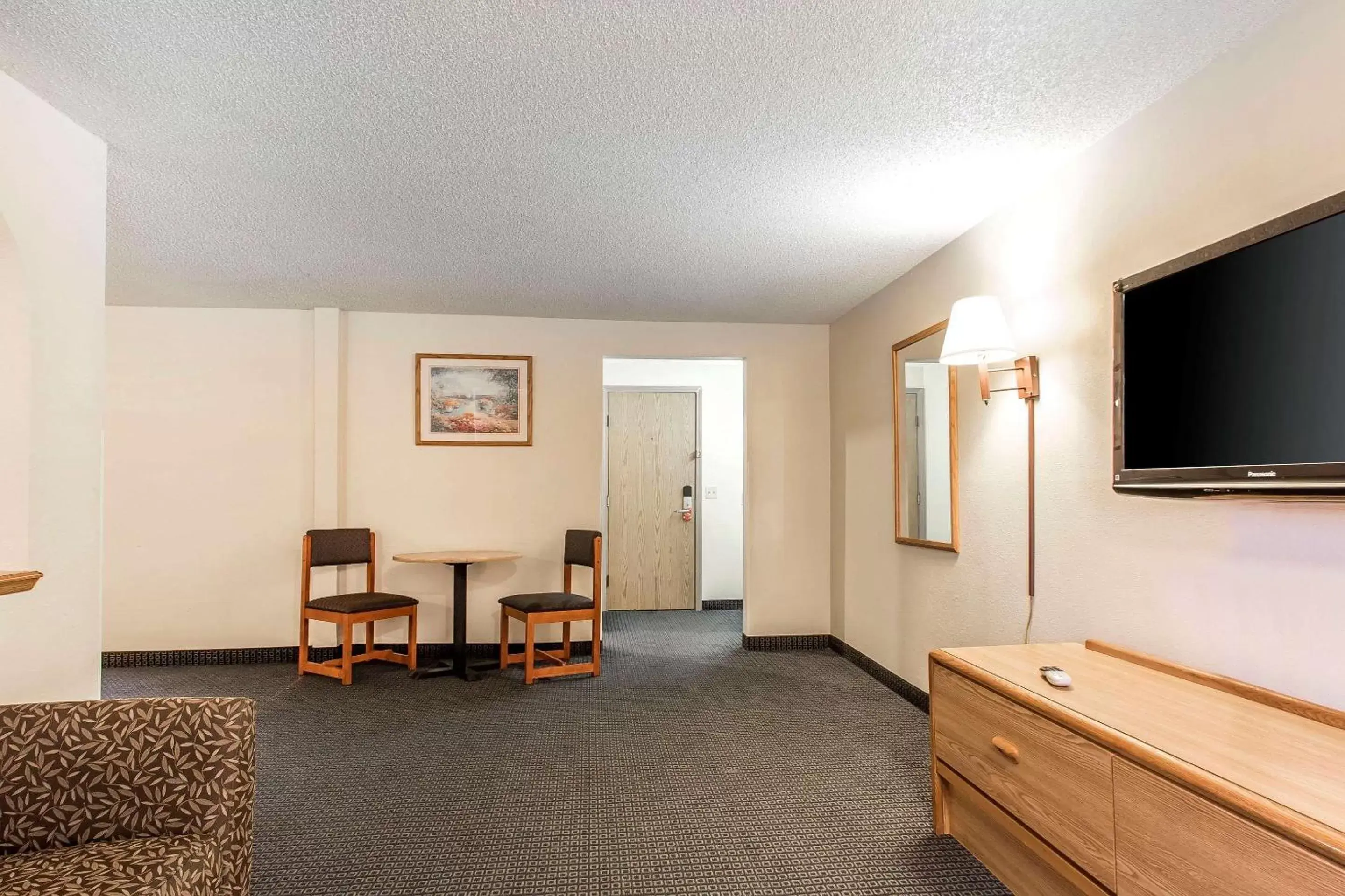 Photo of the whole room, Seating Area in Econo Lodge Inn & Suites Clinton