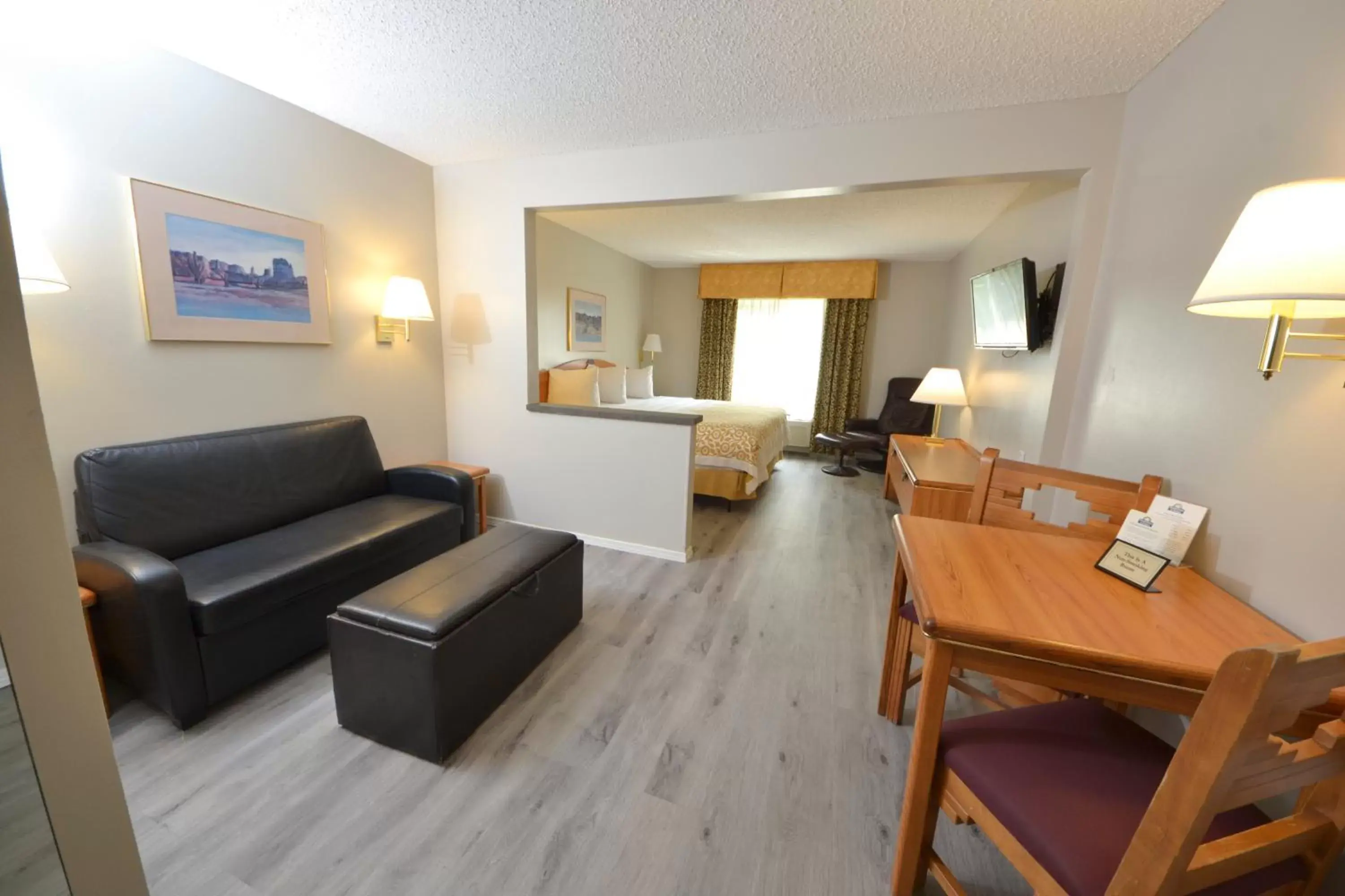 Living room, Seating Area in Days Inn & Suites by Wyndham Airport Albuquerque