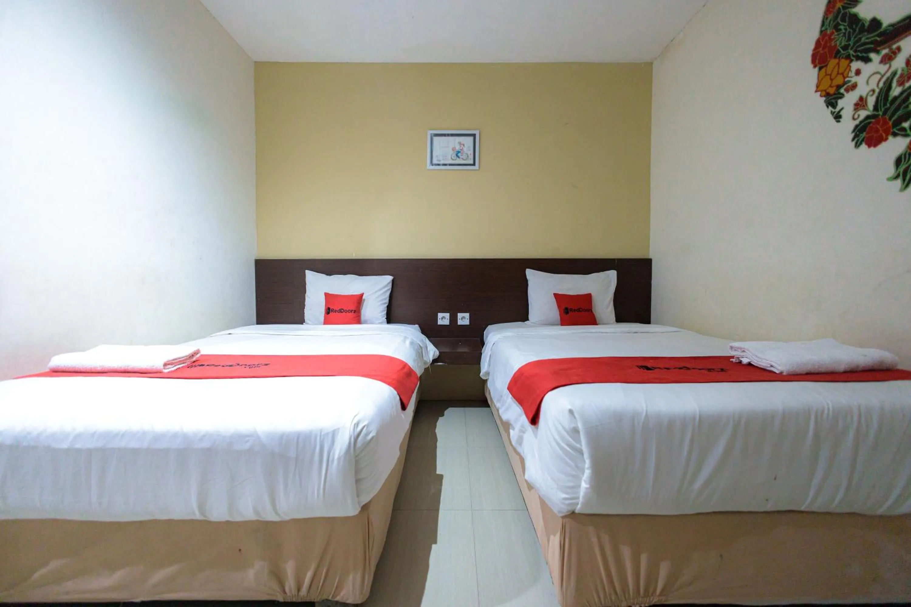 Standard Twin Room in Hotel O Siwalankerto Near Surabaya Carnival