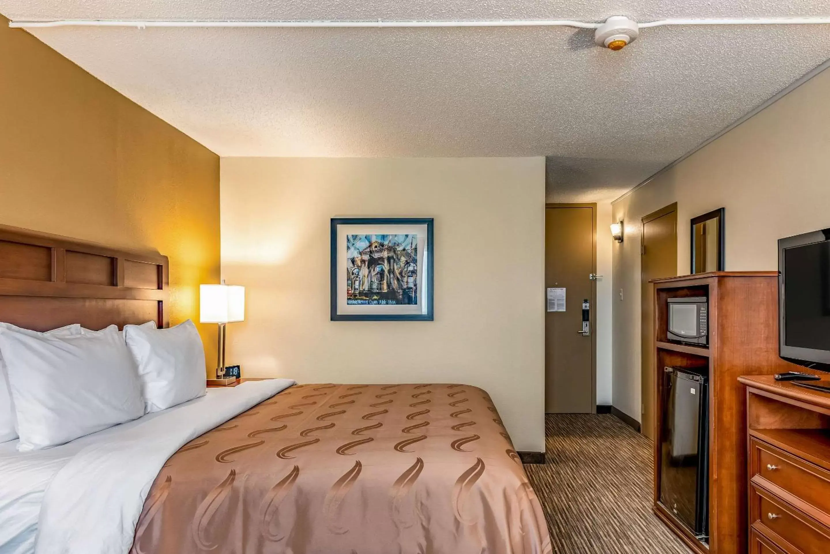 Photo of the whole room, Bed in Quality Inn Bucyrus North