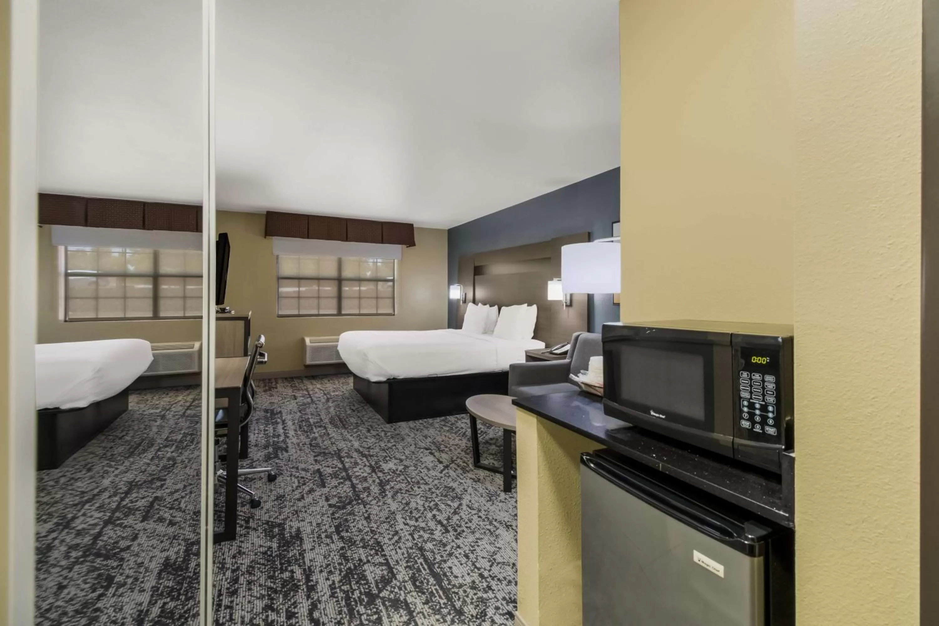 King Room with Roll-in Shower - Disability Access/Non-Smoking in Best Western Temple Inn & Suites