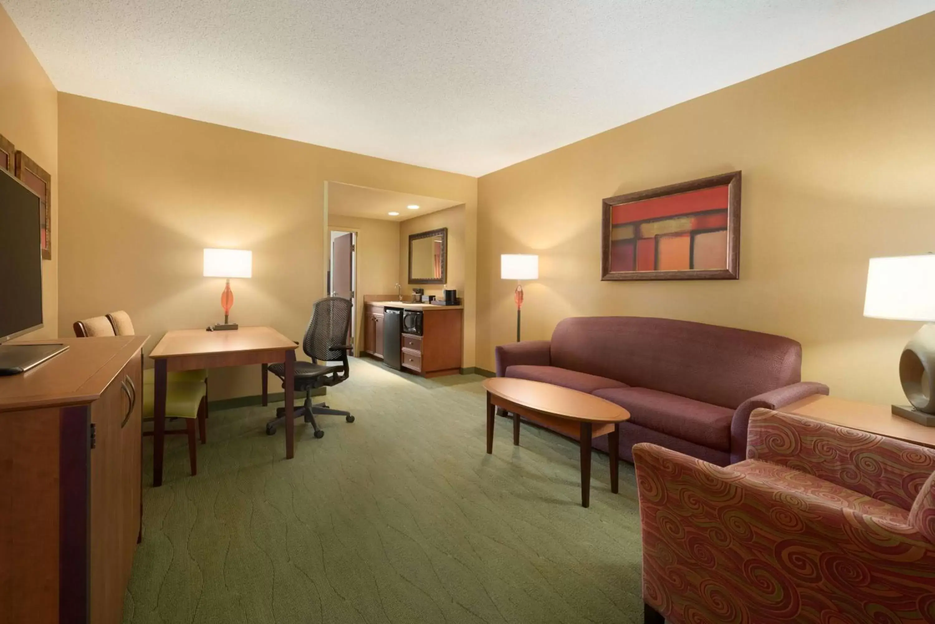 Bedroom, Seating Area in Embassy Suites East Peoria Hotel and Riverfront Conference Center