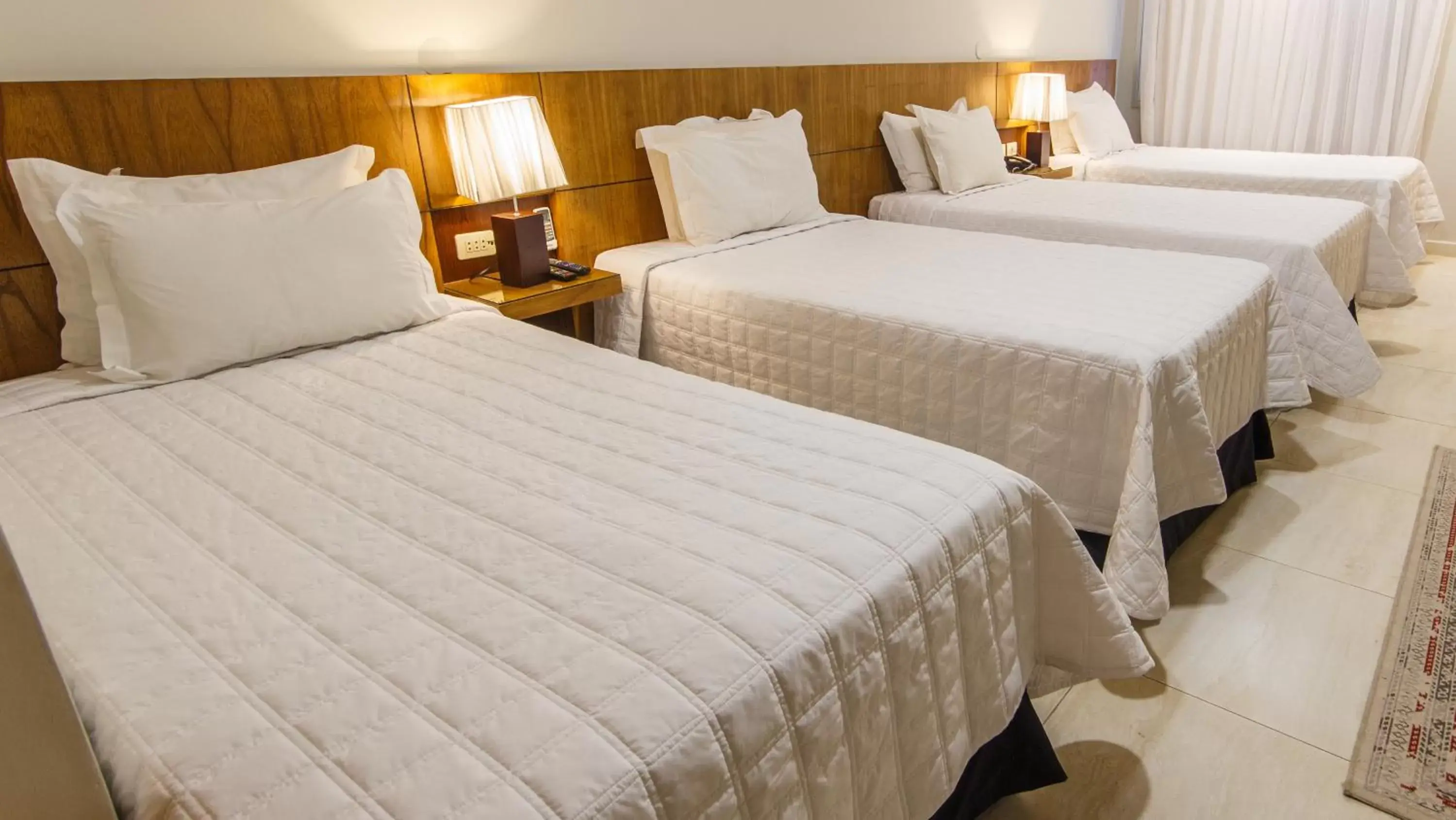 Standard Quadruple Room in Hotel Le Pelican Standard Quadruple Room in Hotel Le Pelican