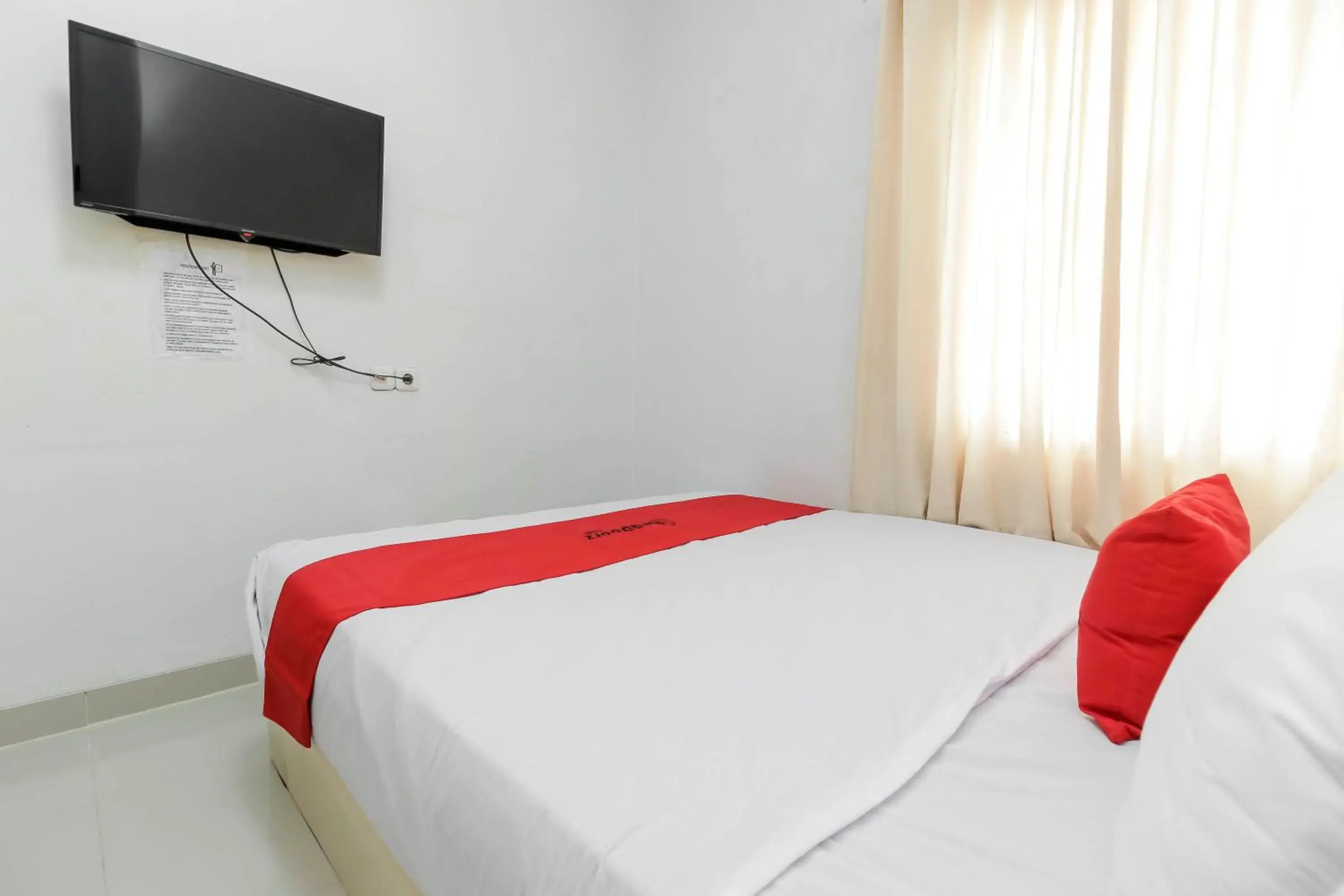 Bedroom, Bed in RedDoorz near Siloam Hospital Palembang