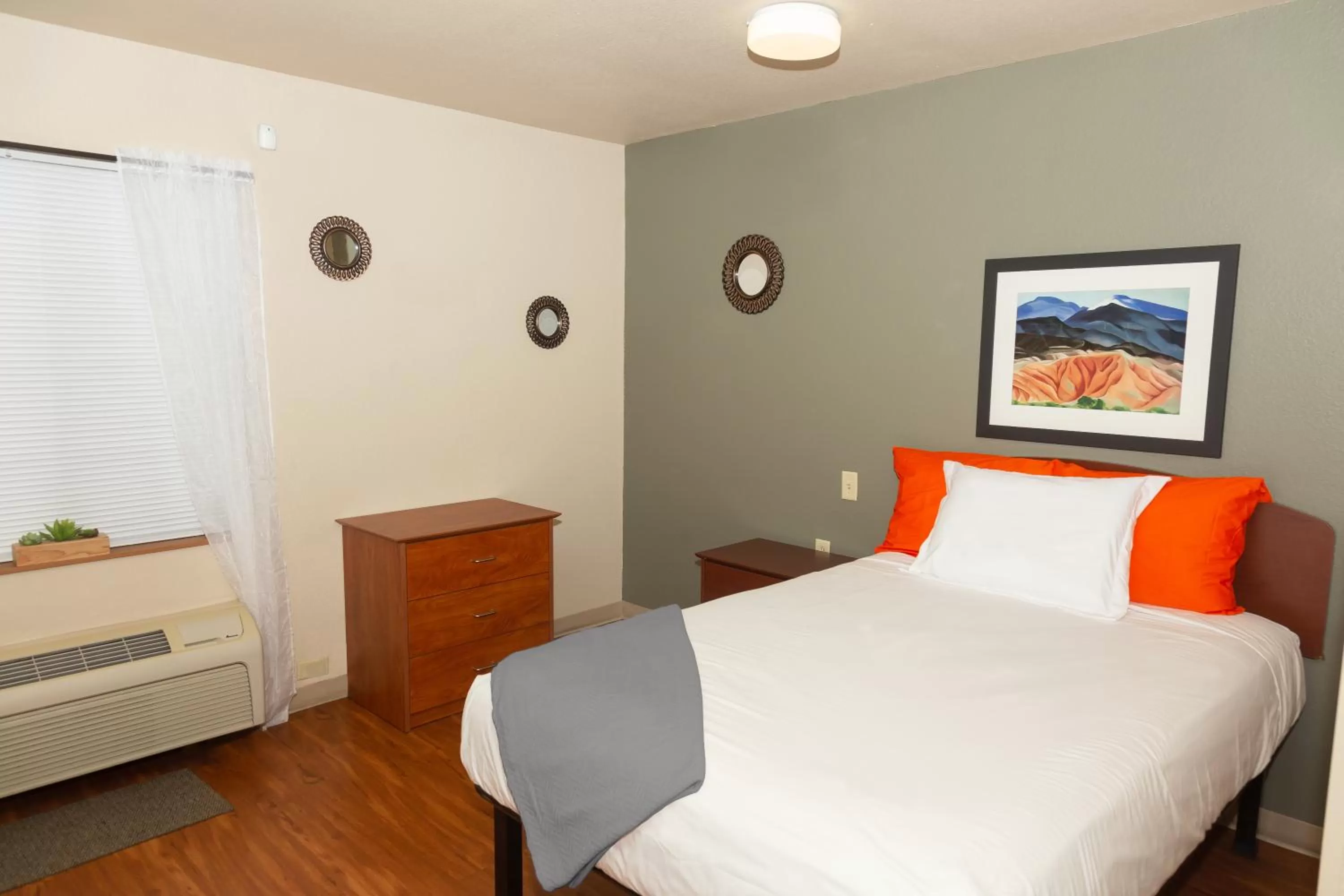 Photo of the whole room, Bed in Siegel Select Alexandria