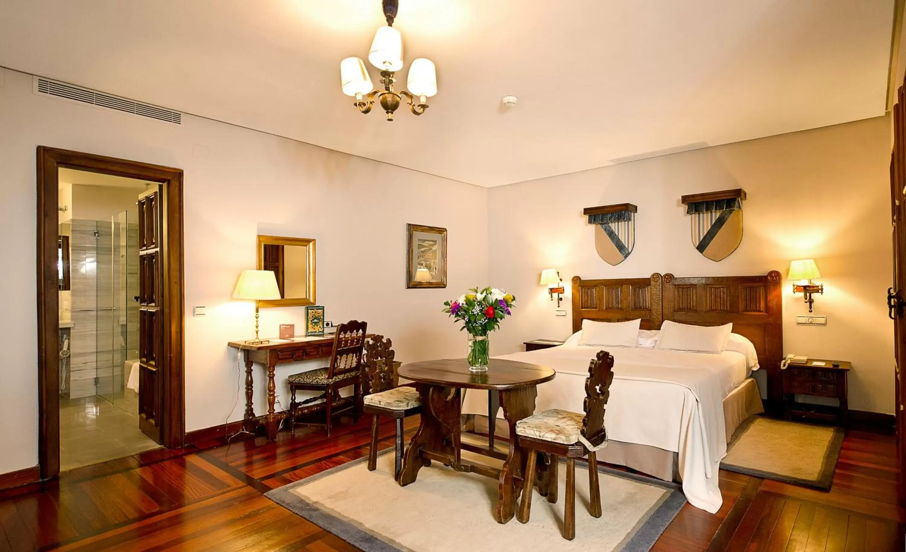 Photo of the whole room in Parador de Santiago - Hostal Reis Catolicos